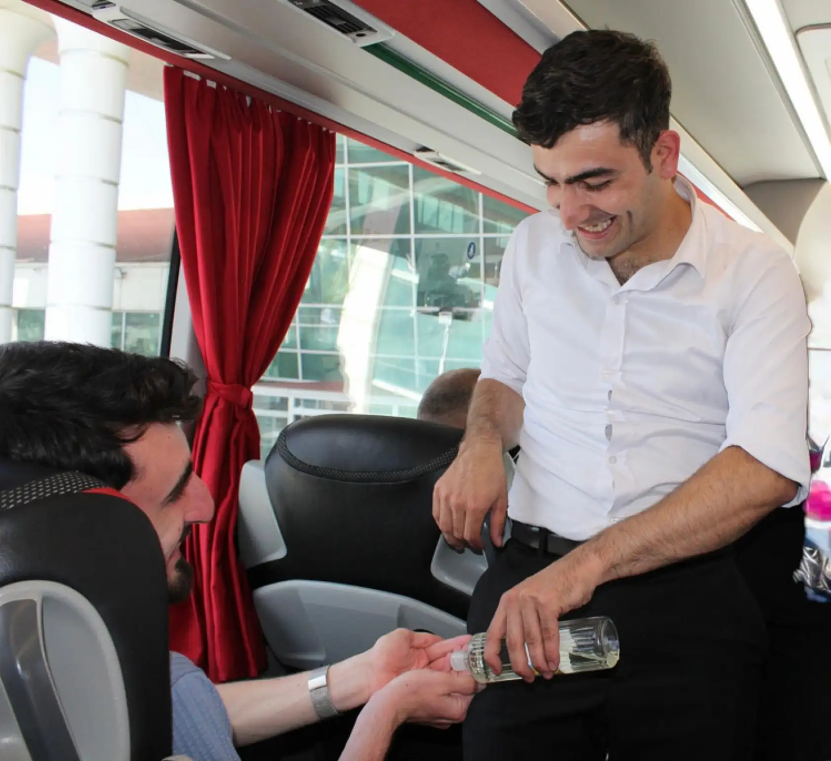 Ağrı otogarında bayram yoğunluğu: Şeker ve güler yüz eksik olmadı