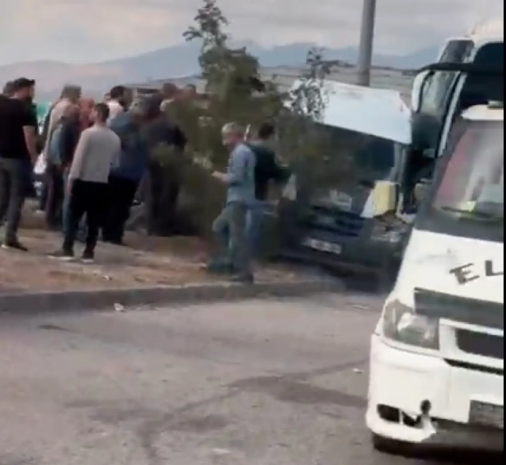 Ağrı'da otobüs minibüse çarptı: Çok sayıda yaralı var