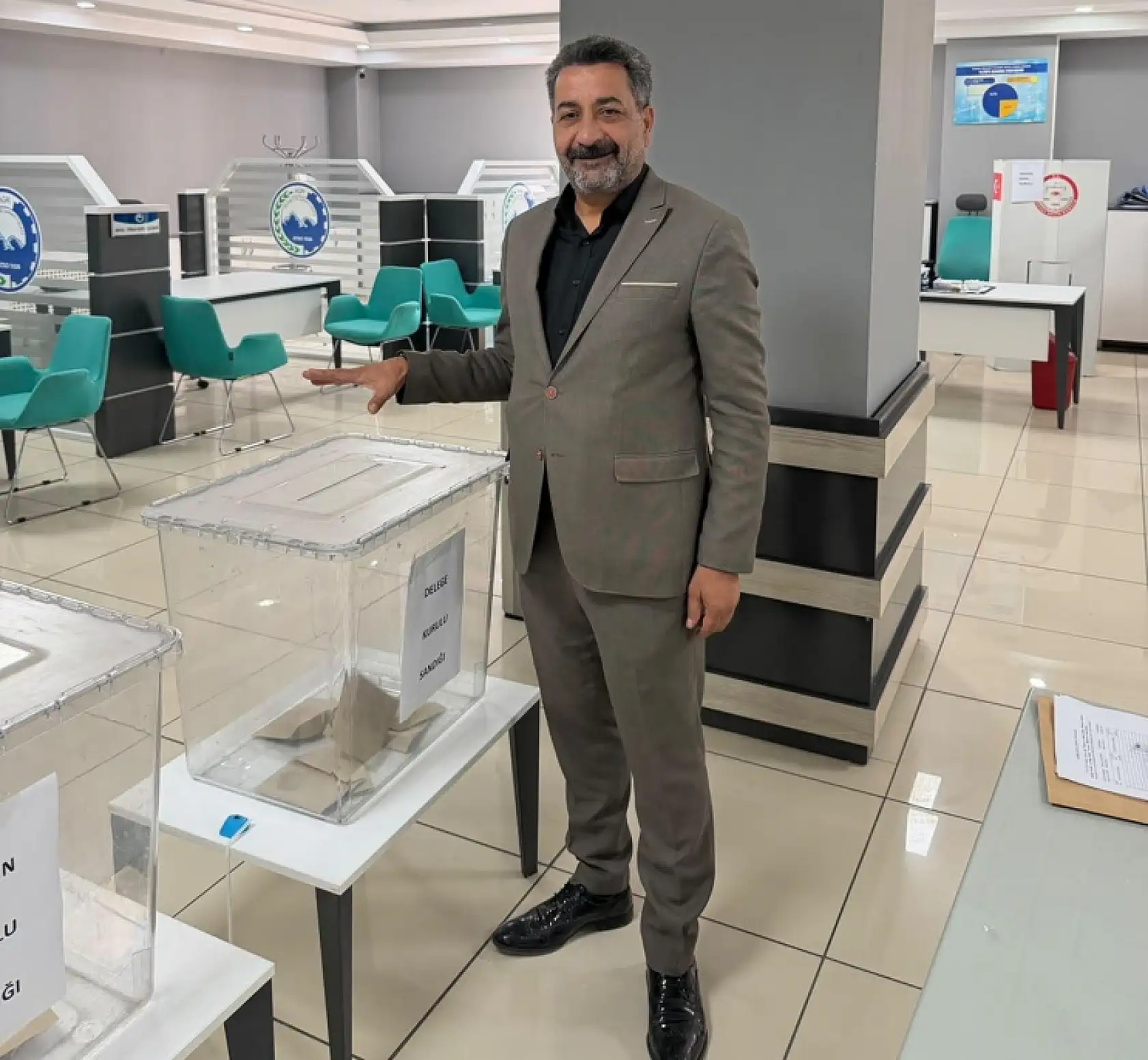 Ağrı Ticaret ve Sanayi Odası'nda başkanlık seçimi başladı: İlk oy Mehmet Erat'tan