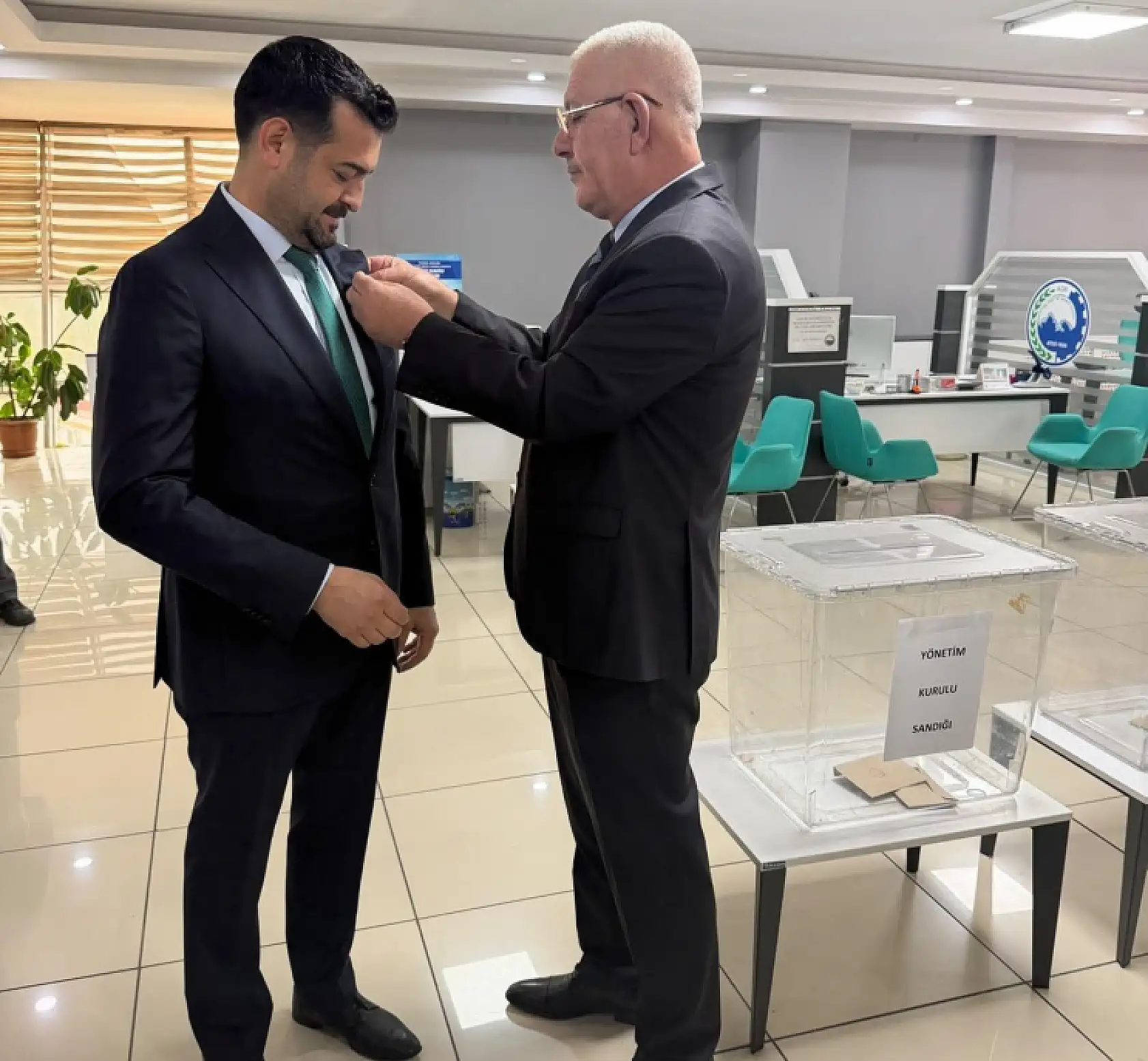 Ağrı Ticaret ve Sanayi Odası'nda başkanlık seçimi başladı: İlk oy Mehmet Erat'tan