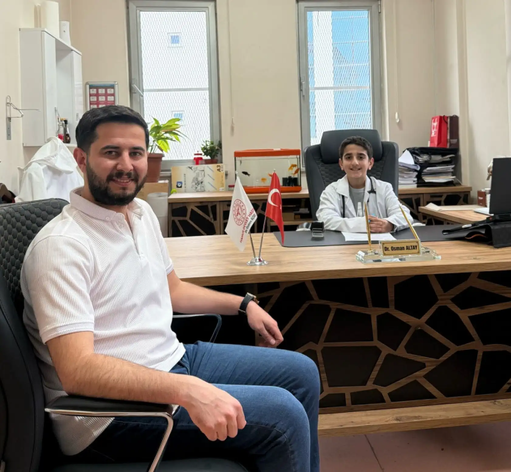 Hekim olma hayaliyle büyüyen Alim, bayramda doktorluk koltuğuna oturdu