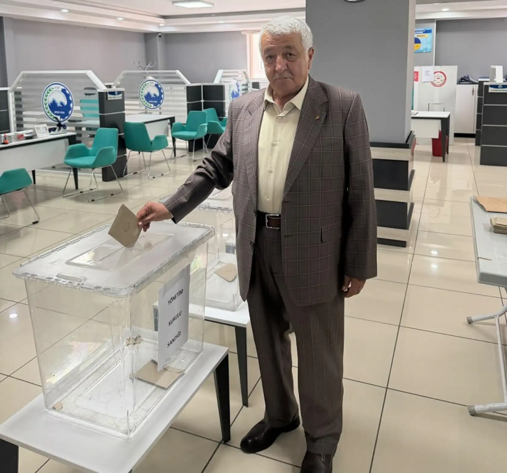 Ağrı Ticaret ve Sanayi Odası'nda başkanlık seçimi başladı: İlk oy Mehmet Erat'tan