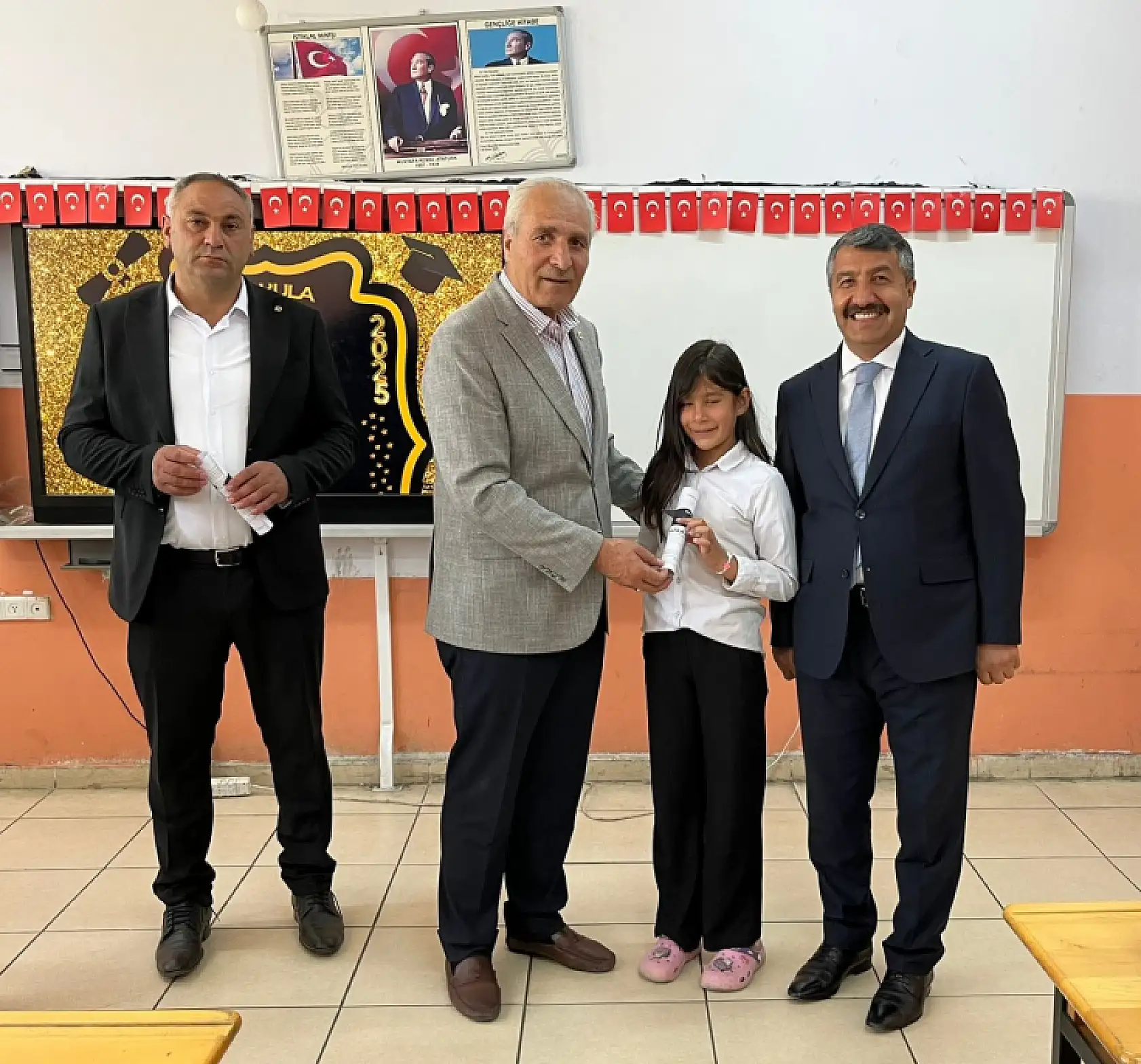 Eleşkirt Ergözü Köyü İlkokulu'nda karne sevinci yaşandı