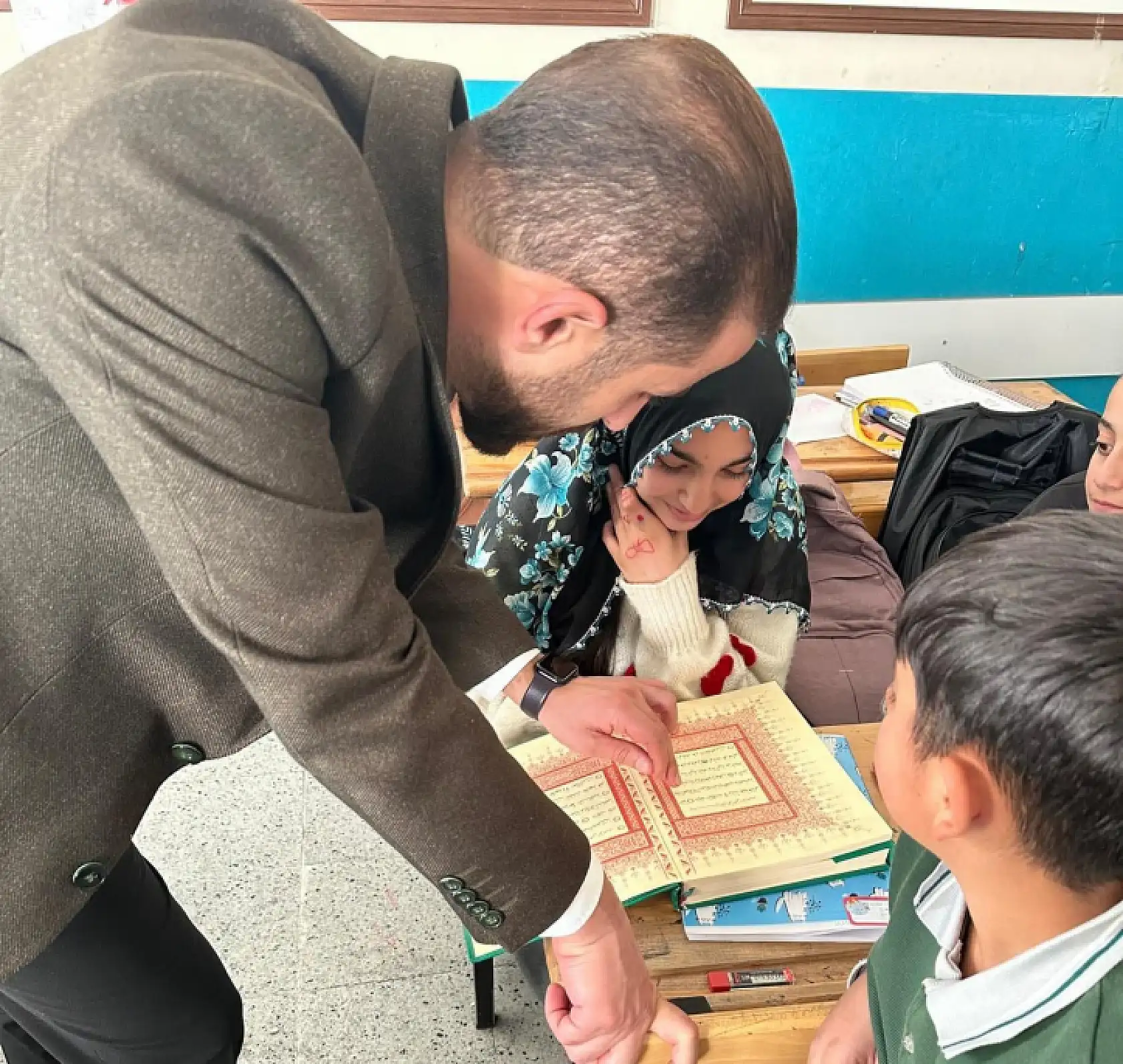 TÜGVA Ağrı İl Temsilciliği, öğrencilere kitap okuma alışkanlığını aşılıyor