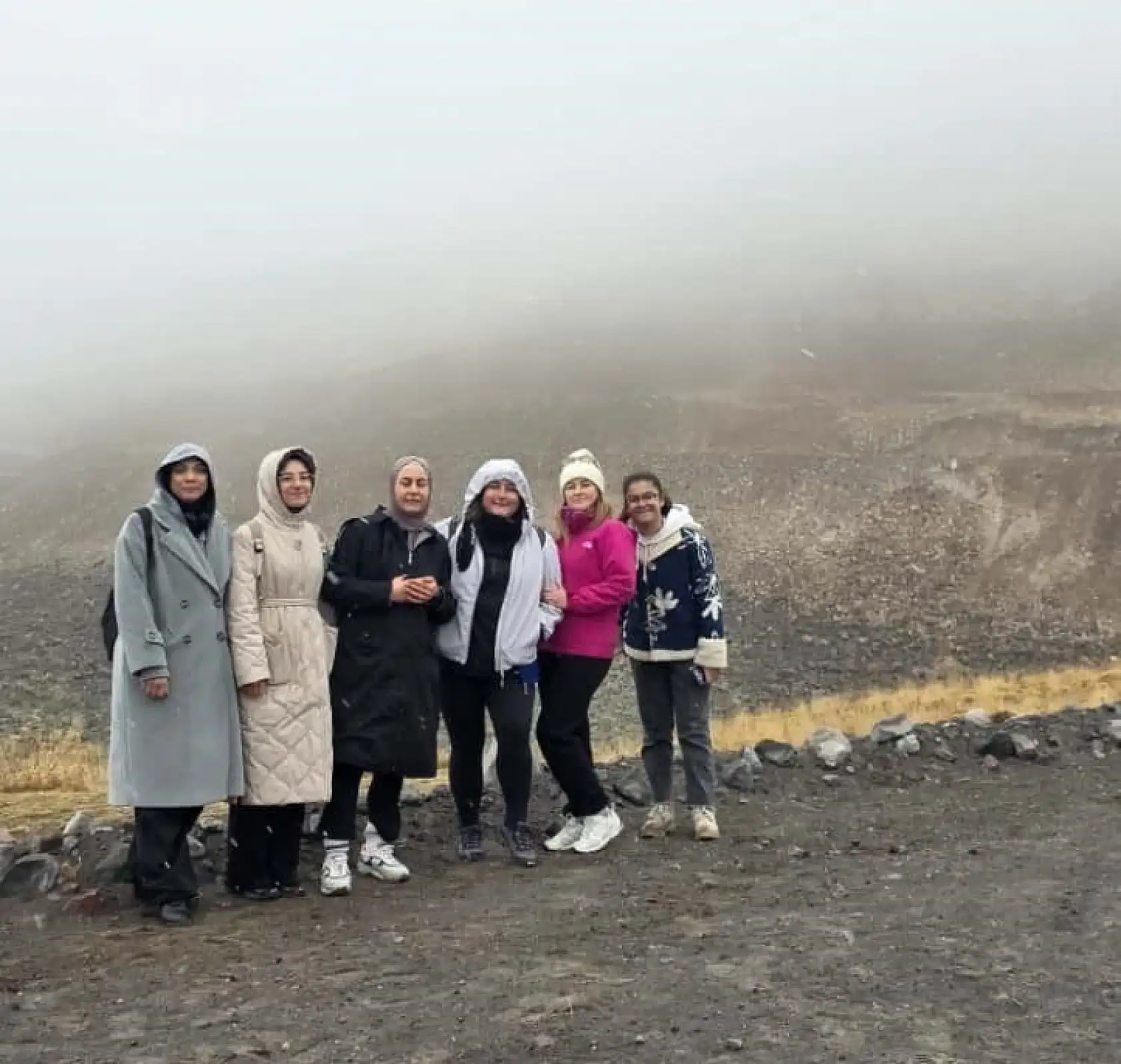 Doğubayazıt'ın doğa tutkunları kar kış dinlemeden yürüyüşlerini tamamladı