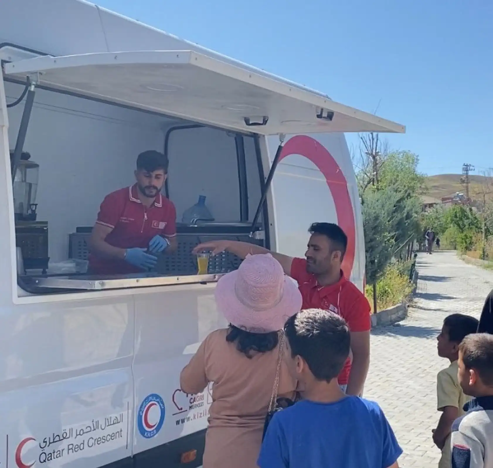 Doğubayazıt'ta mezarlık ziyaretçilerine Kızılay'dan limonata ikramı