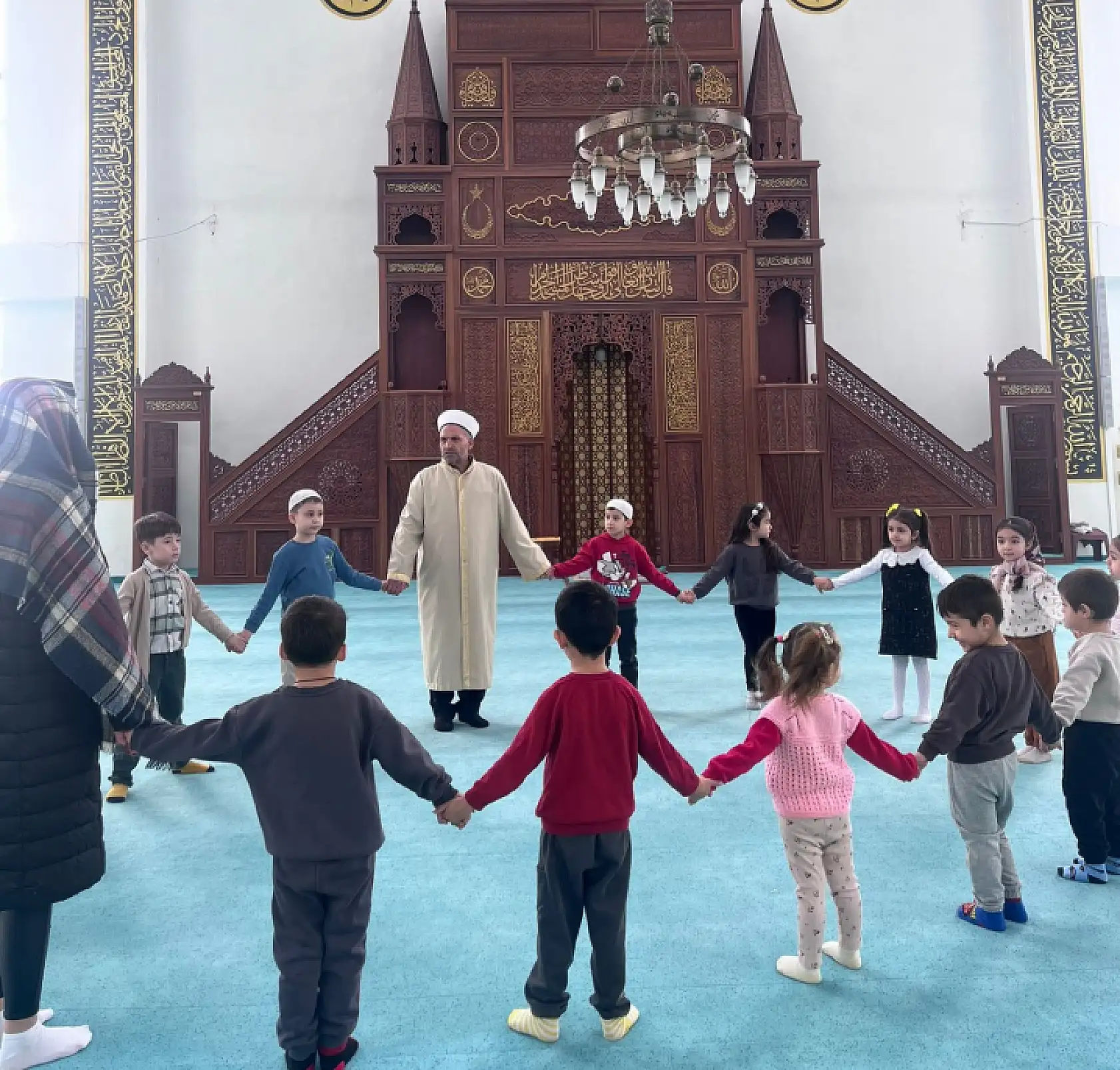 Ağrı Teknokent Koleji minikleri Ramazan'ın maneviyatını camide öğrendi