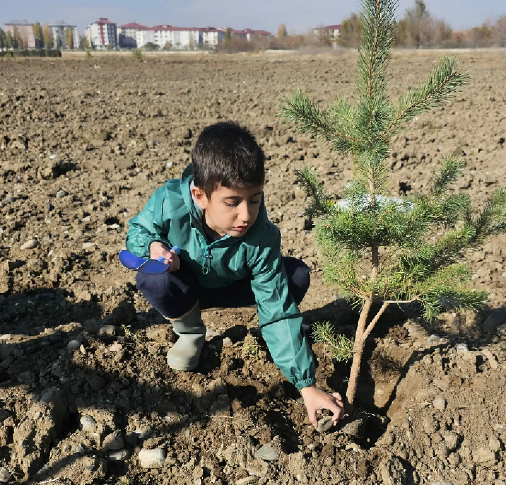 Ağrı Doğa Koleji öğrencileri fidan dikerek çevre sevgisini büyüttü