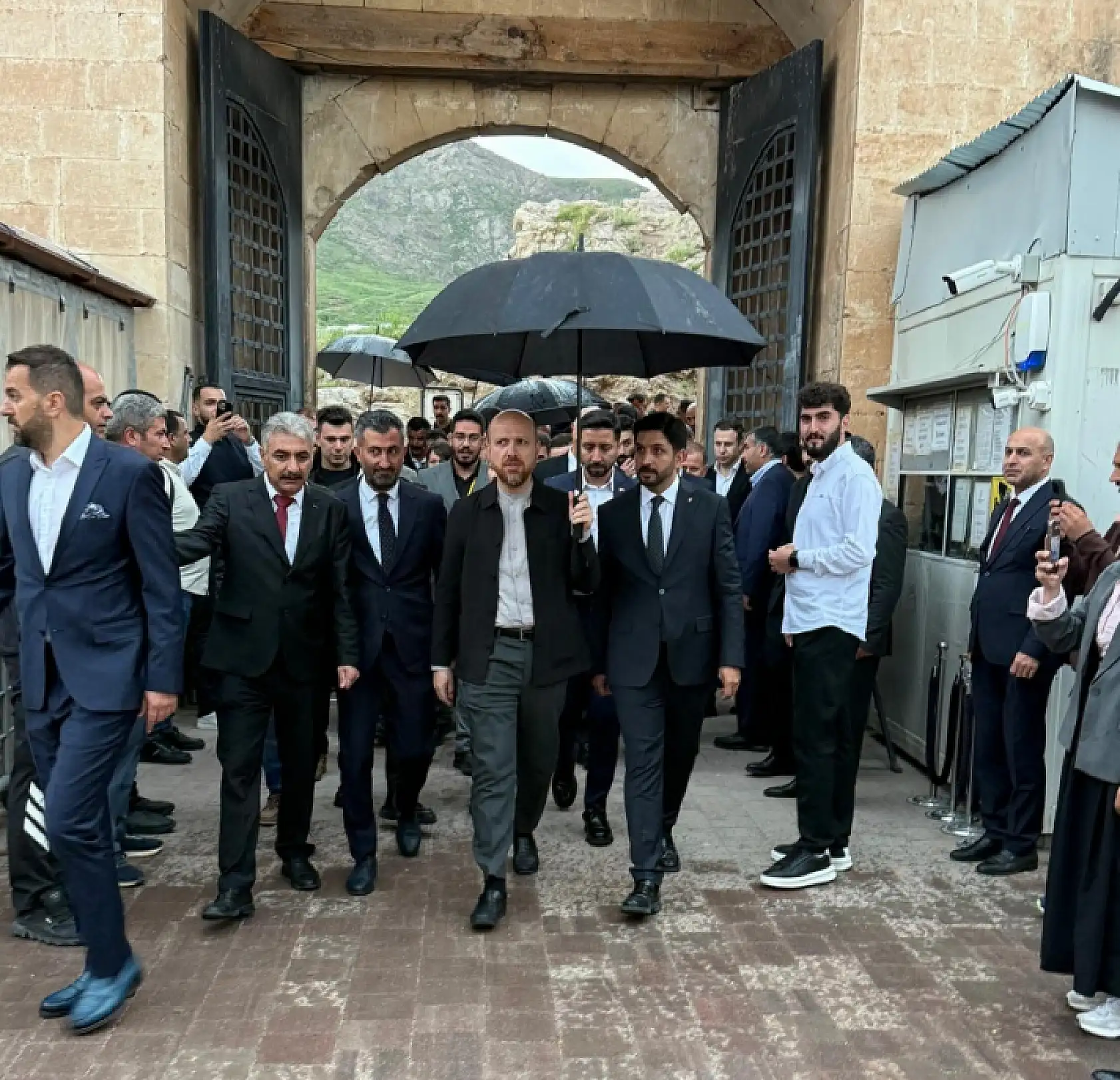 Bilal Erdoğan Tarihi sarayda gençlere seslendi: 'Kimliğimize sahip çıkalım'