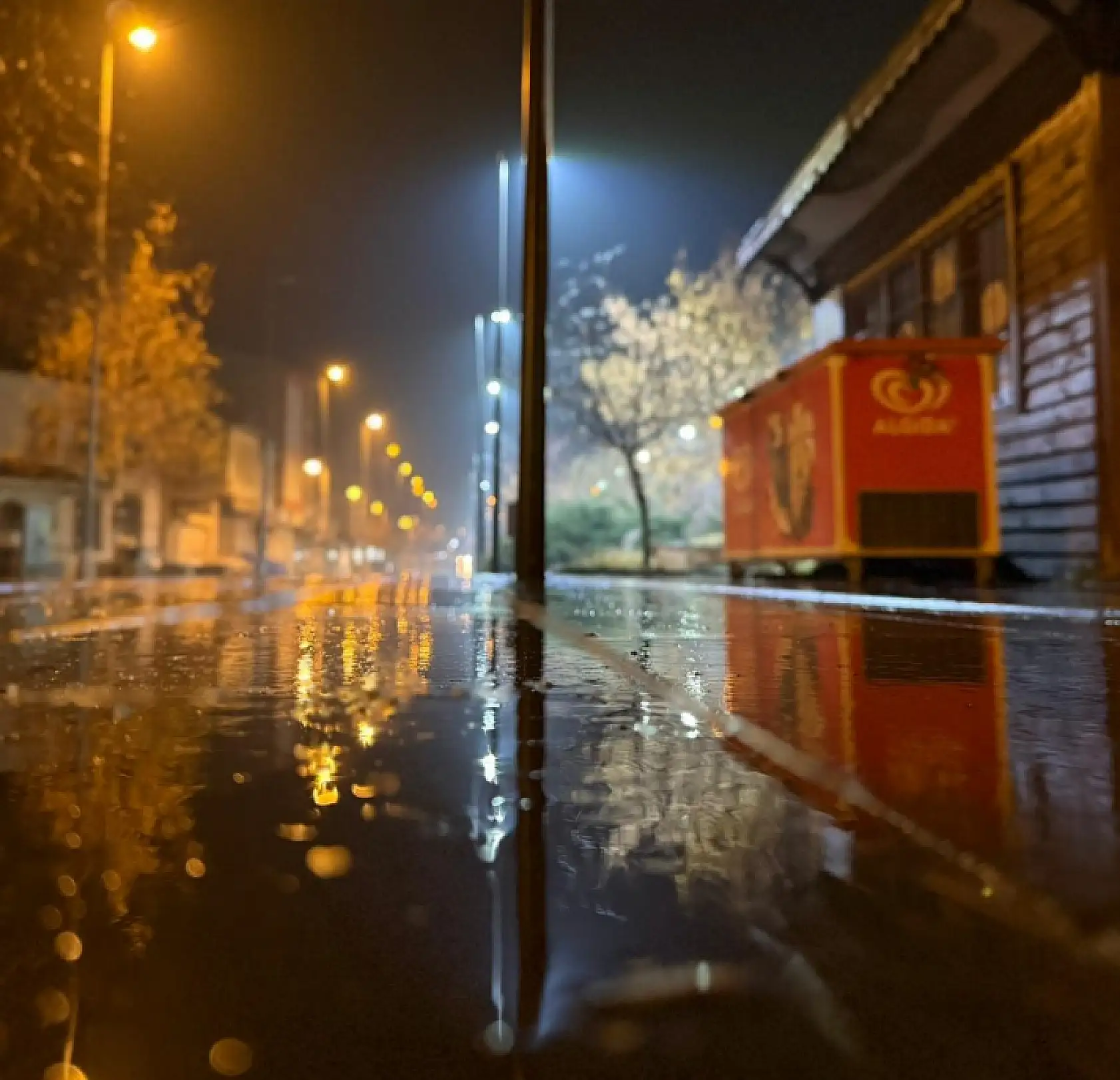 Ağrı'da yağmur, Tahir Elçi Meydanı'nda güzel görüntüler oluşturdu