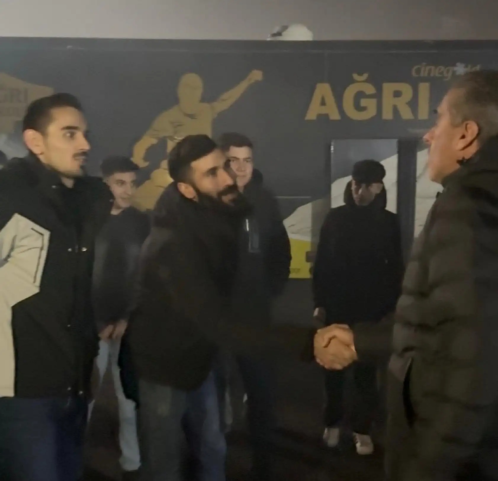 Zor günlerden geçen Ağrı Spor'a taraftarlar moral verdi