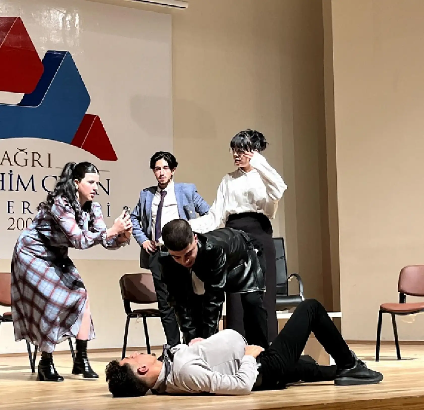 Ağrı'da üniversite öğrencileri sanatı sosyal sorumlulukla buluşturdu