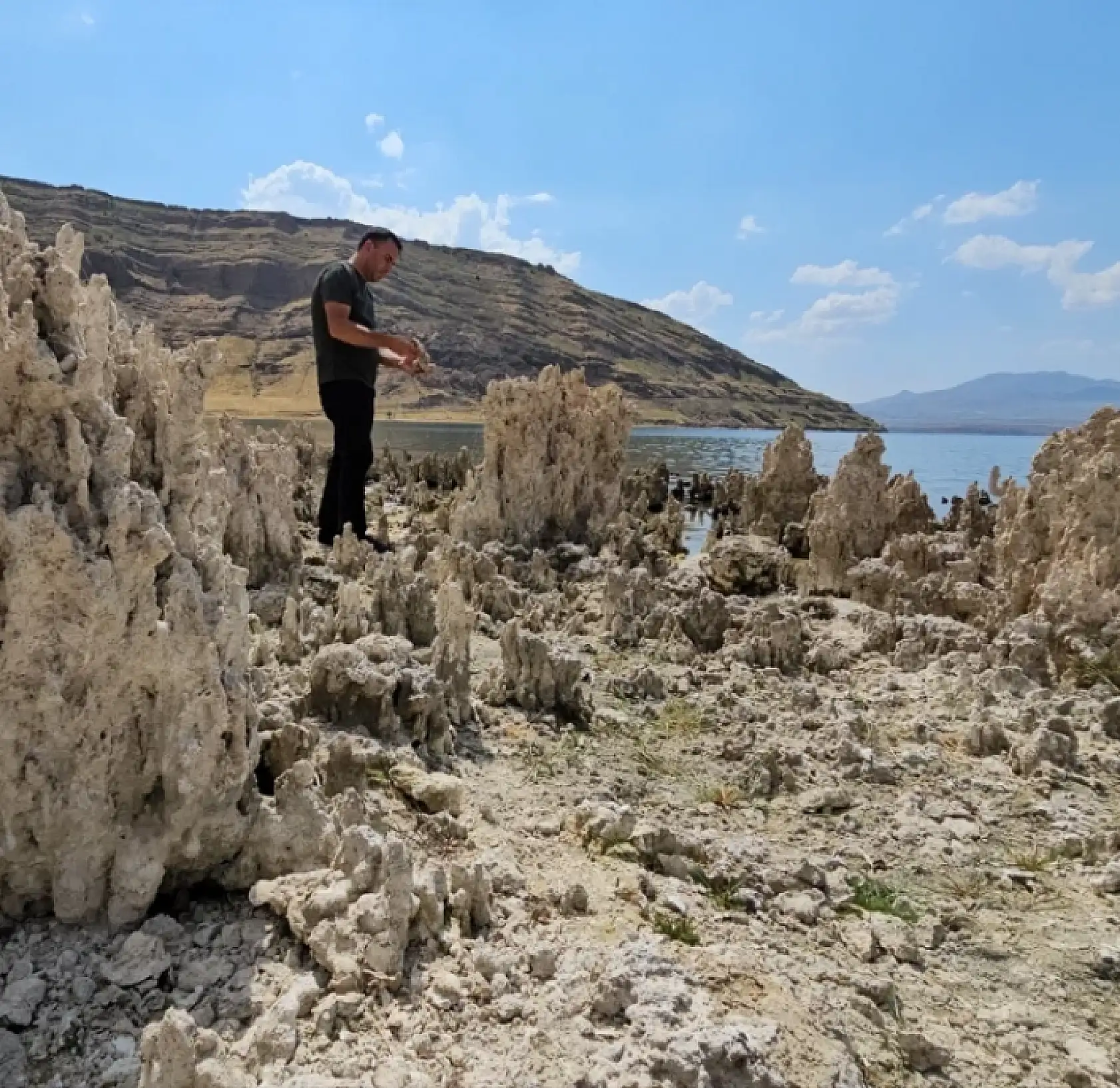 Van Gölü'nde inanılmaz değişim! Sular çekilince manzara şok etti