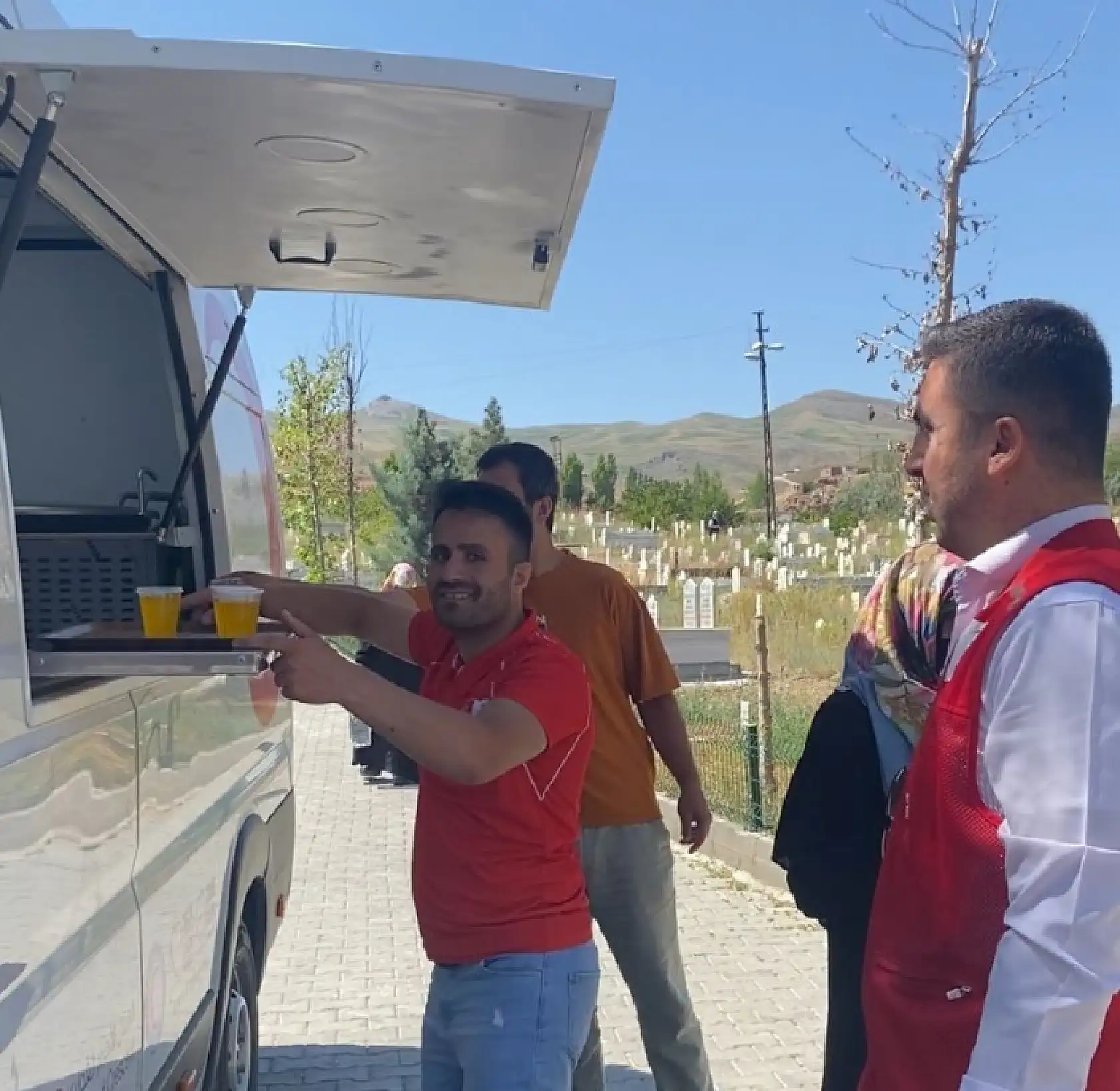 Doğubayazıt'ta mezarlık ziyaretçilerine Kızılay'dan limonata ikramı