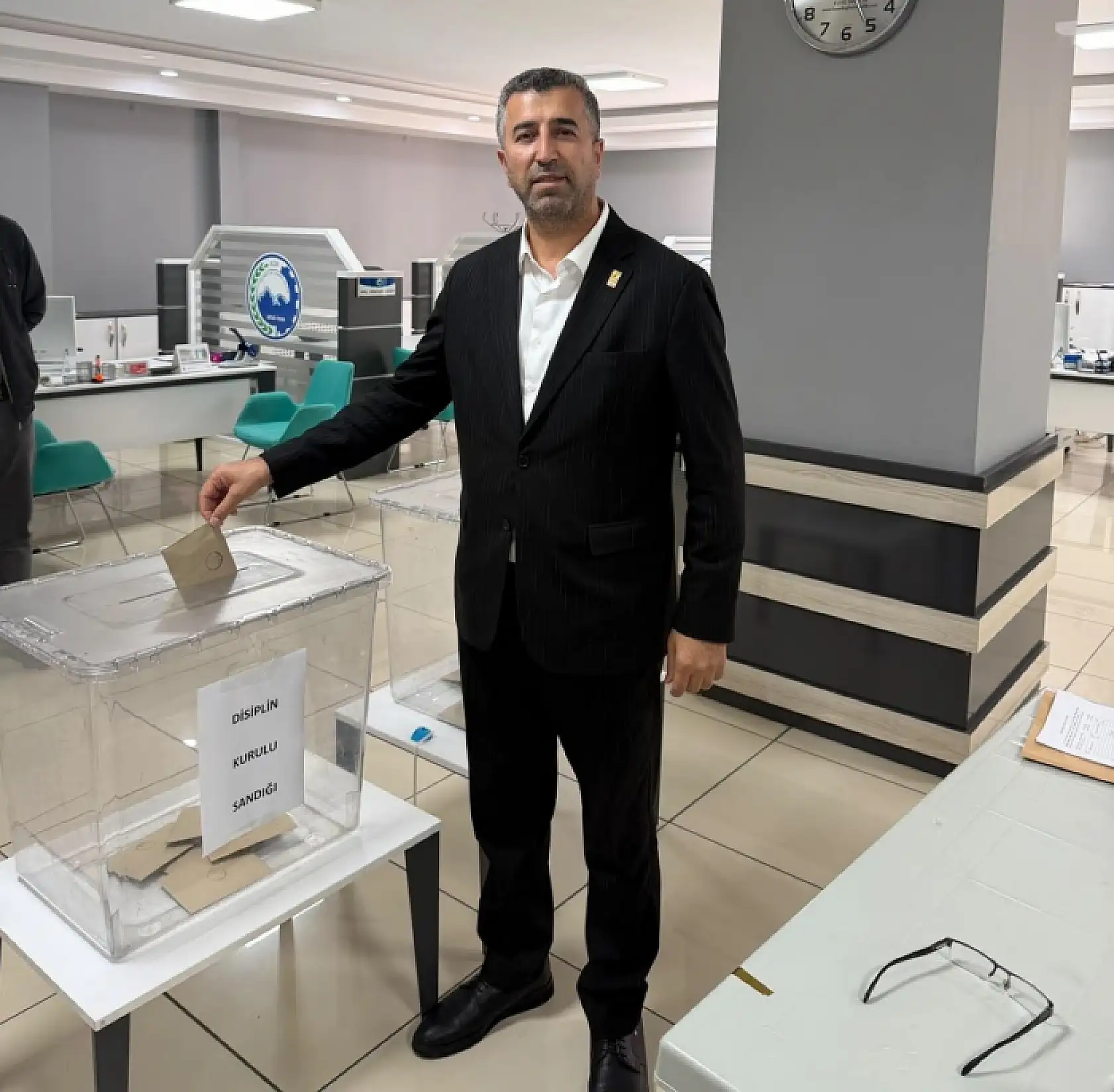 Ağrı Ticaret ve Sanayi Odası'nda başkanlık seçimi başladı: İlk oy Mehmet Erat'tan