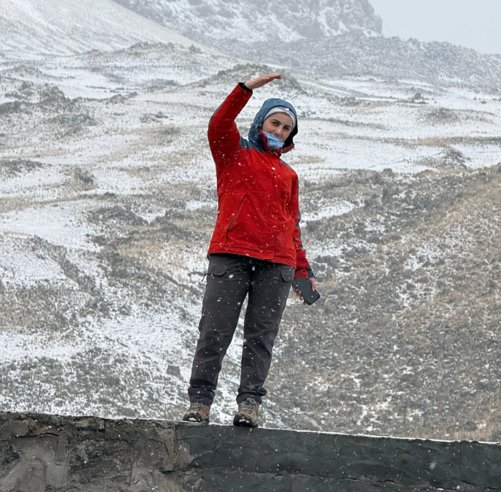 Doğubayazıt'ın doğa tutkunları kar kış dinlemeden yürüyüşlerini tamamladı