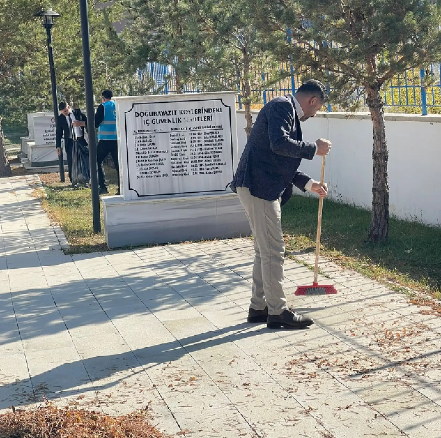 Hükümlüler, Doğubayazıt Şehitliği'nde temizlik çalışması gerçekleştirdi