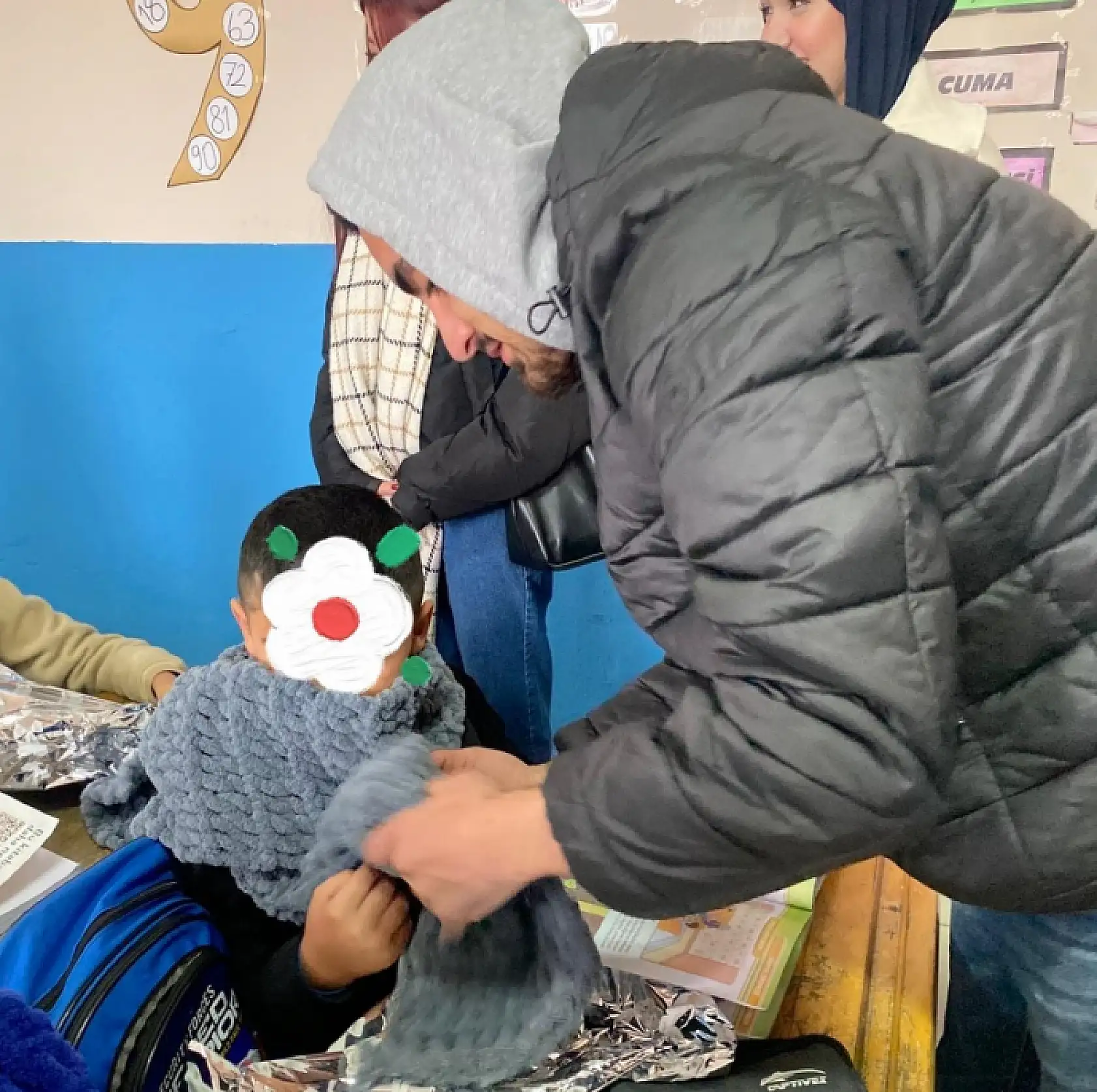 Ağrı'da üniversiteli gençler kendi ördükleri atkıları çocuklara ulaştırdı