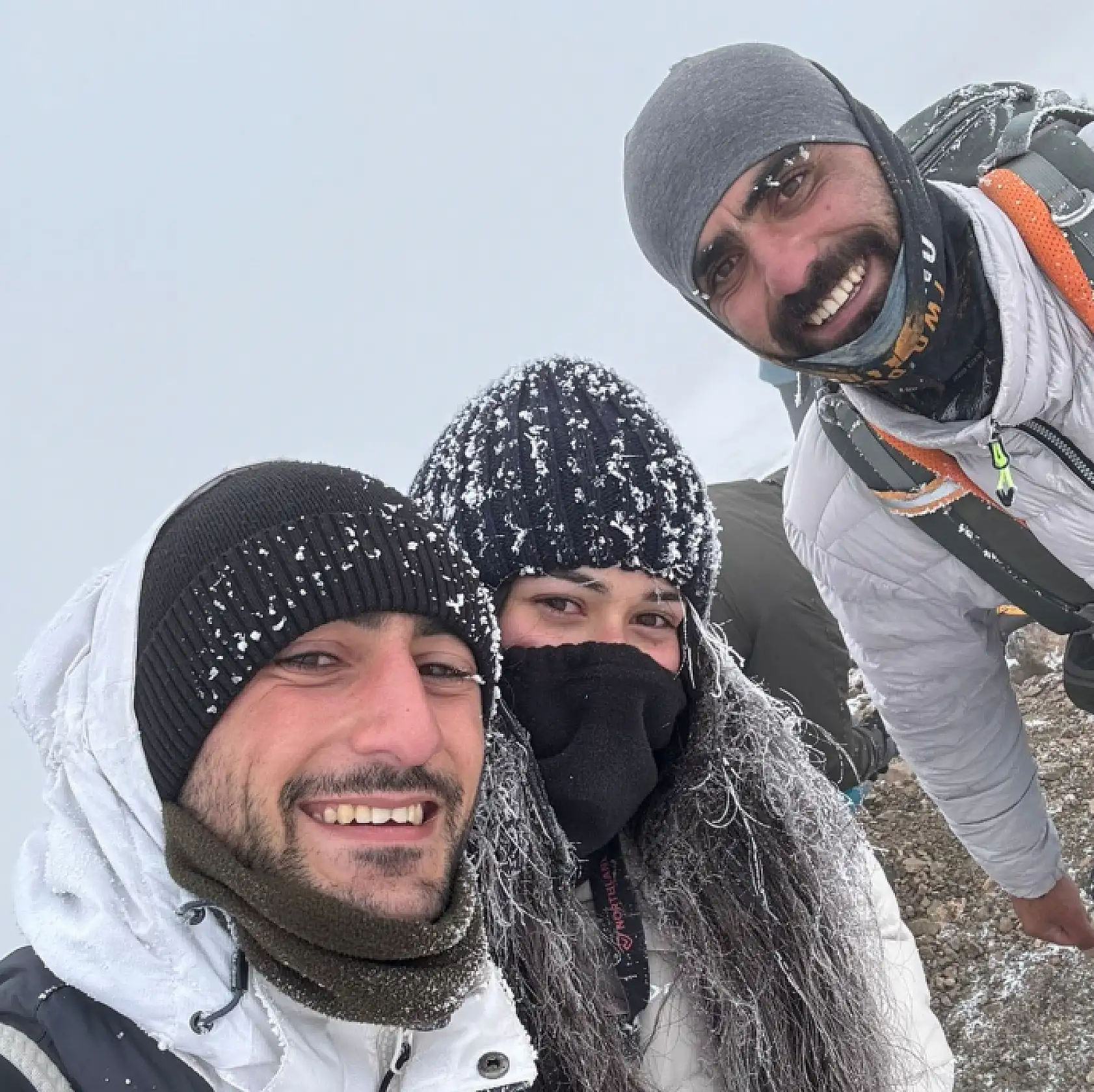 Ermeni çiftlerden Ağrı Dağı'nın zirvesinde çifte evlilik teklifi: 5 bin 137 metrede iki evlilik teklifi