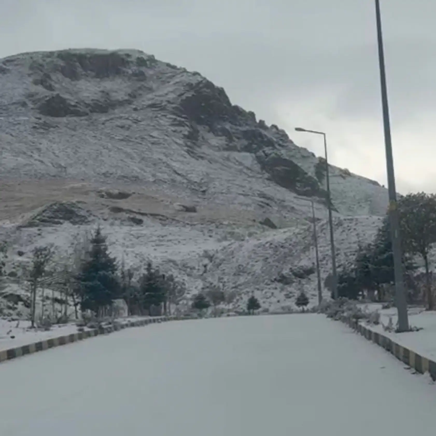 İshak Paşa Sarayı yolunda sabah saatlerinde ince kar tabakası oluştu