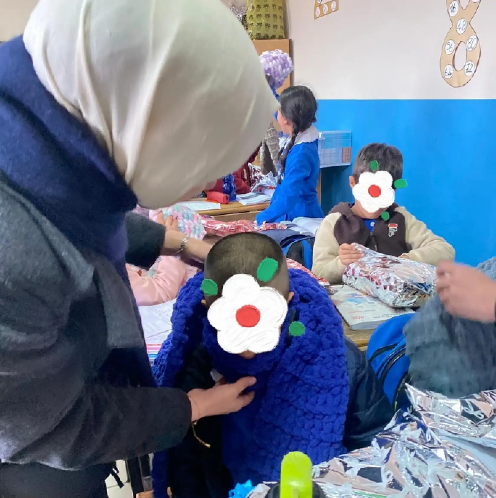 Ağrı'da üniversiteli gençler kendi ördükleri atkıları çocuklara ulaştırdı