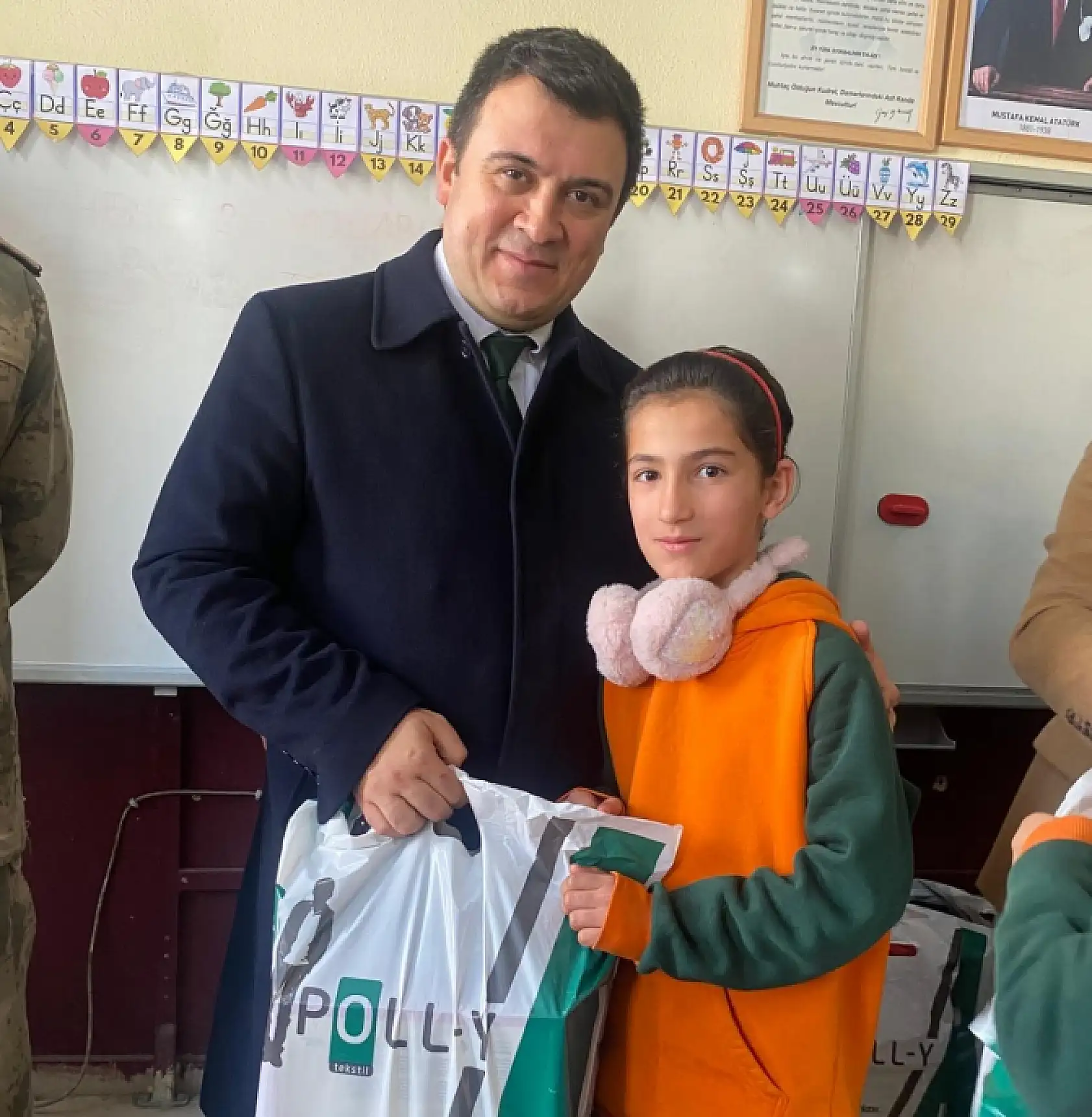 Hayırsever desteği Patnos'ta okullara ulaştı