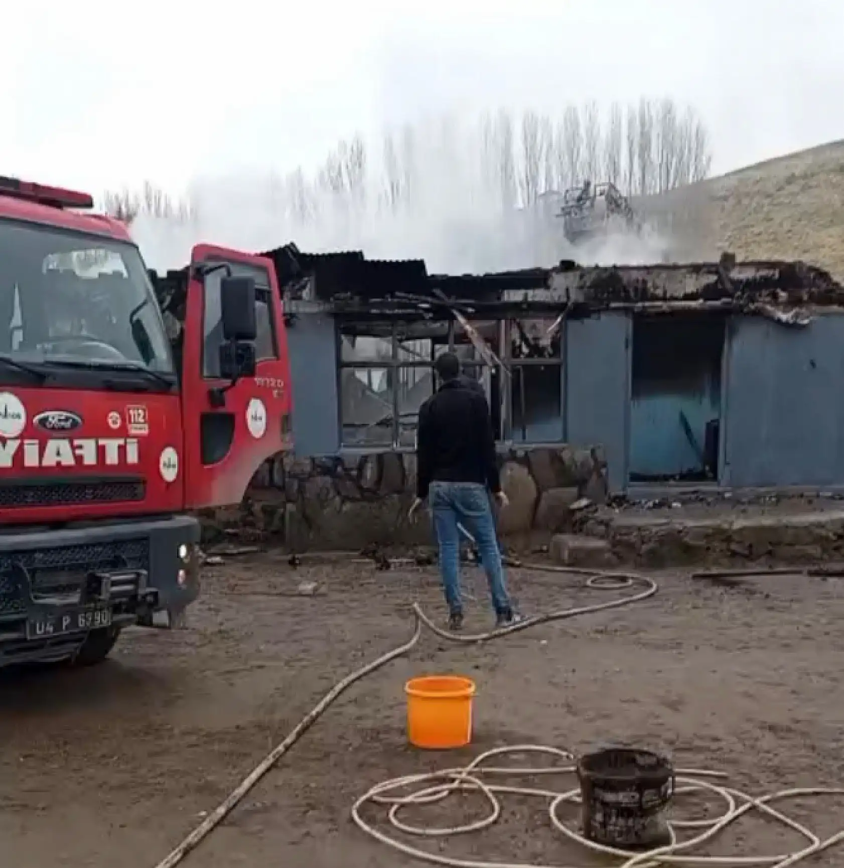 Patnos'ta evden yükselen alevler köyü ayağa kaldırdı