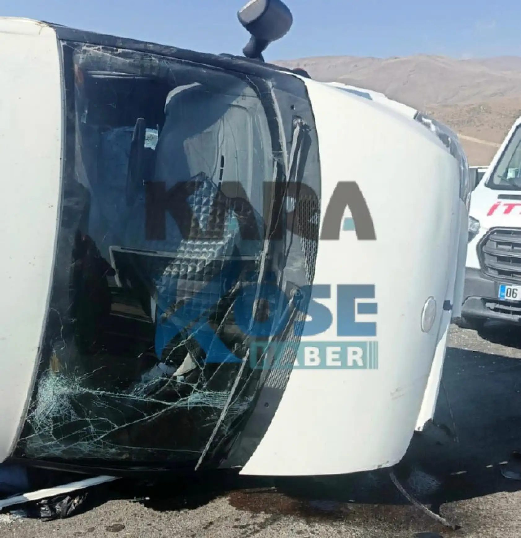 Doğubayazıt–Iğdır yolunda minibüs ile otomobil çarpıştı: Can kaybı var!