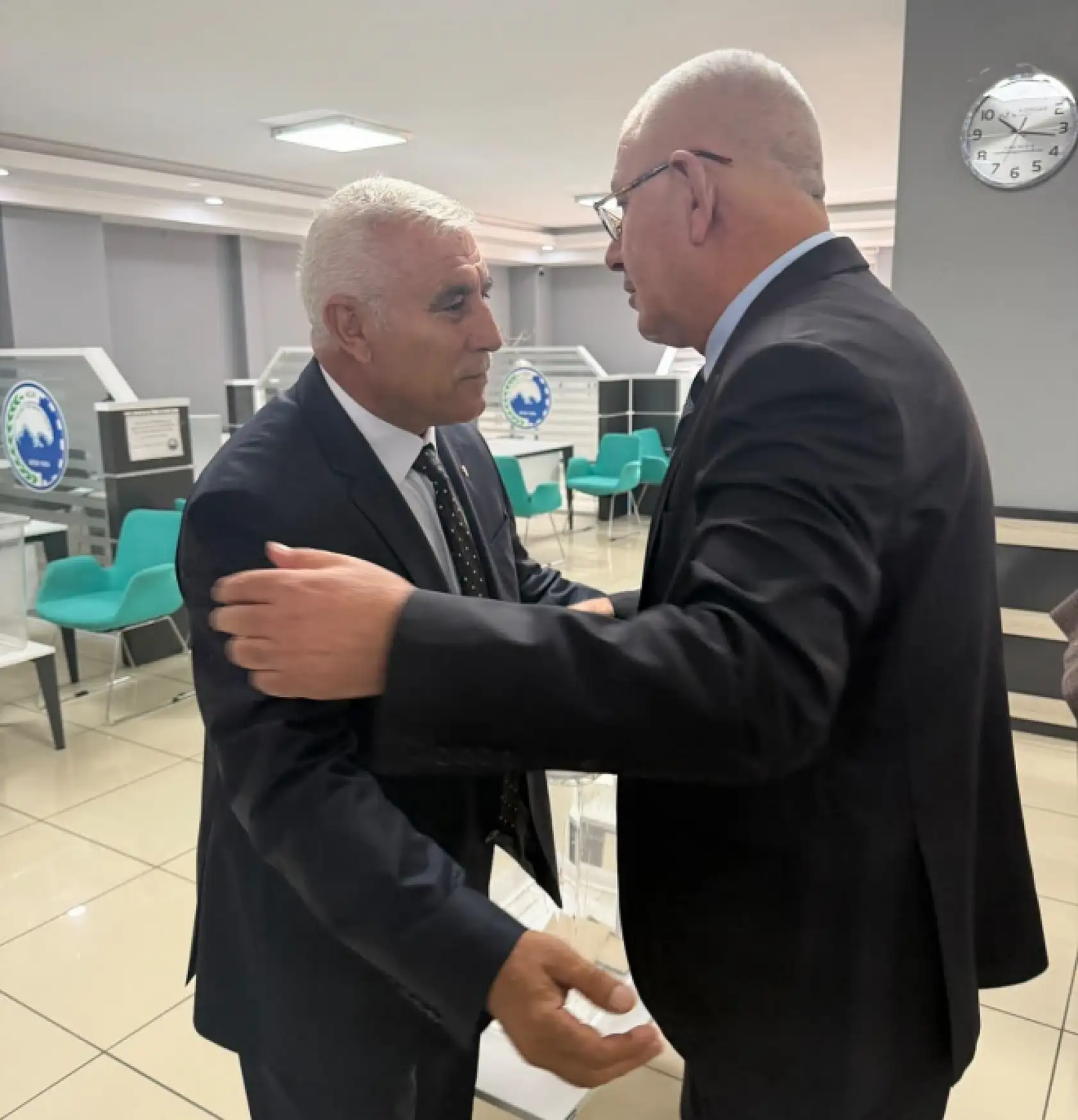 Ağrı Ticaret ve Sanayi Odası'nda başkanlık seçimi başladı: İlk oy Mehmet Erat'tan