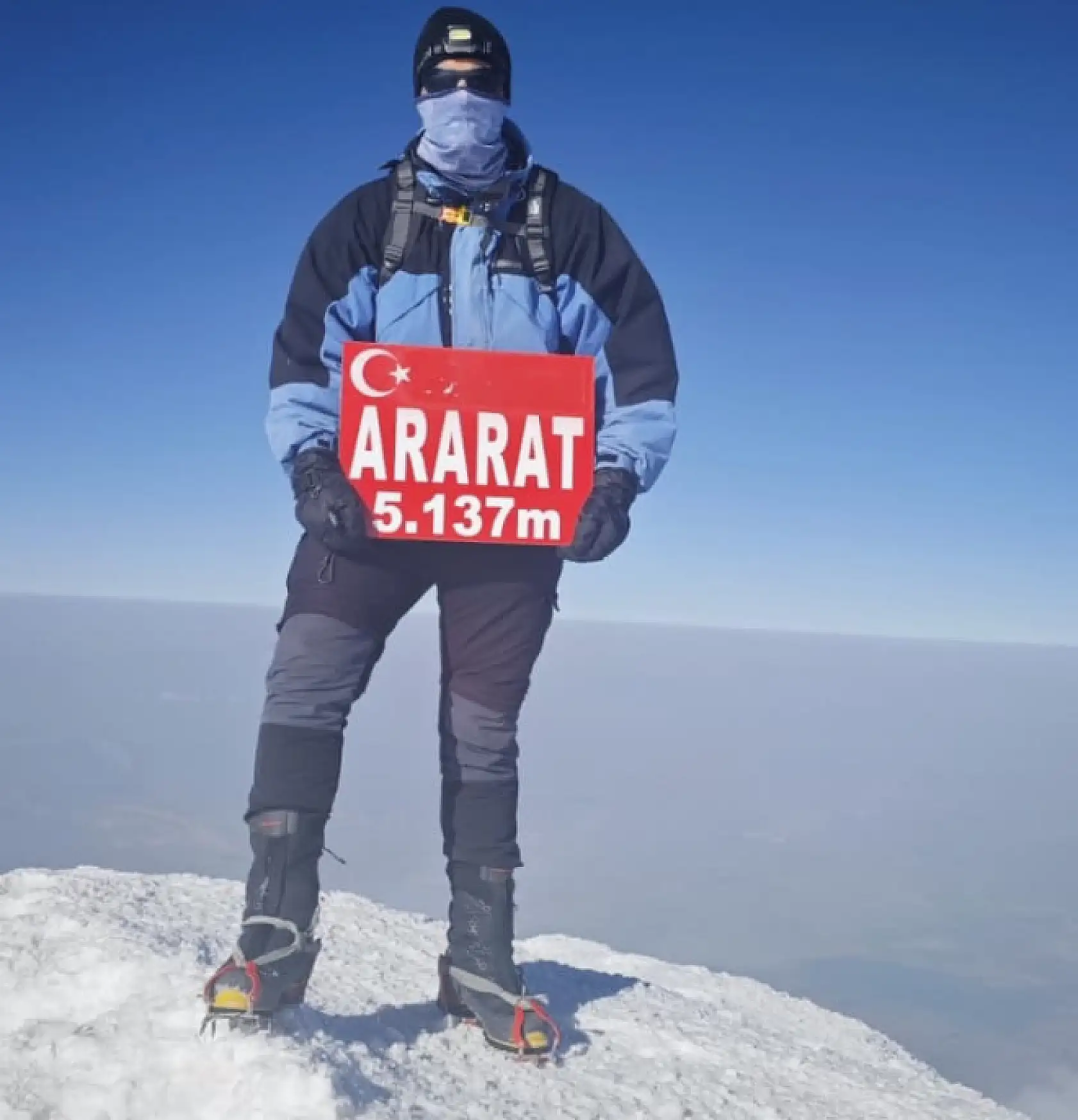 Zirveye halatlara tutunarak çıktılar! Ağrı Dağı'nda kar fırtınasıyla mücadele