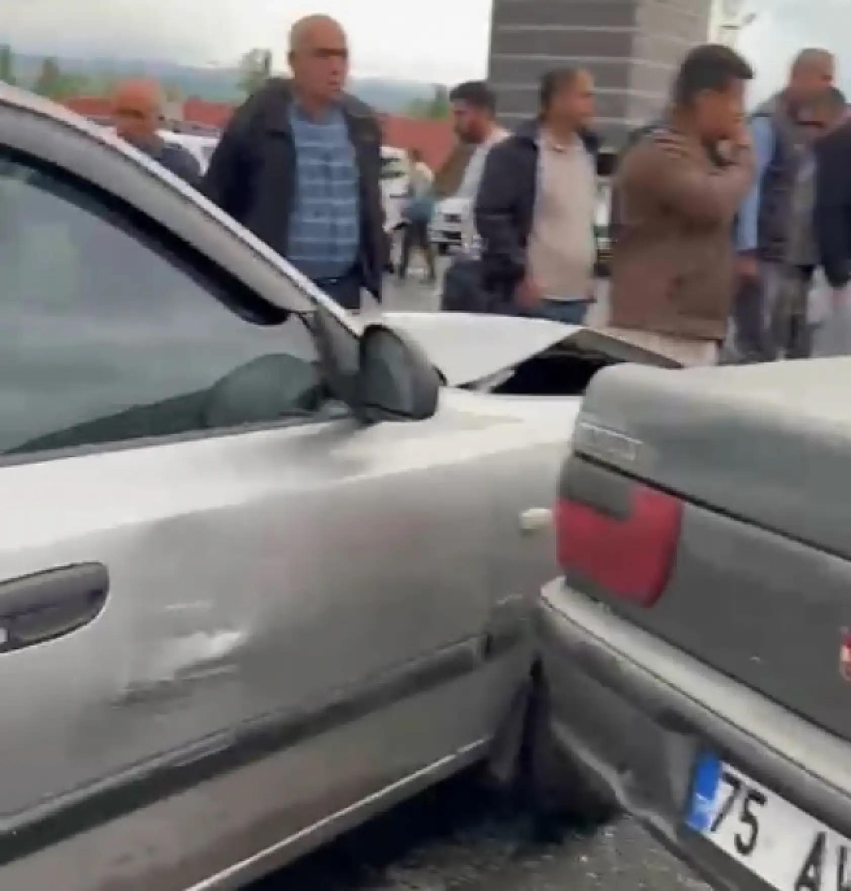Cezaevi Kavşağı'nda iki araç çarpıştı: 5 kişi yaralandı