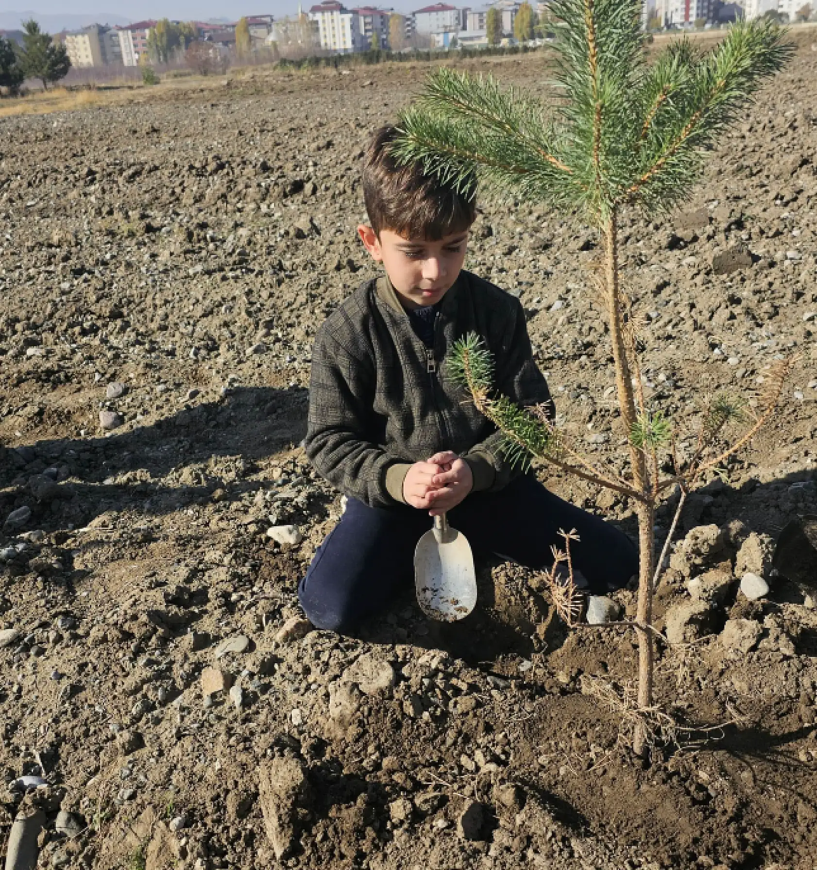 Ağrı Doğa Koleji öğrencileri fidan dikerek çevre sevgisini büyüttü