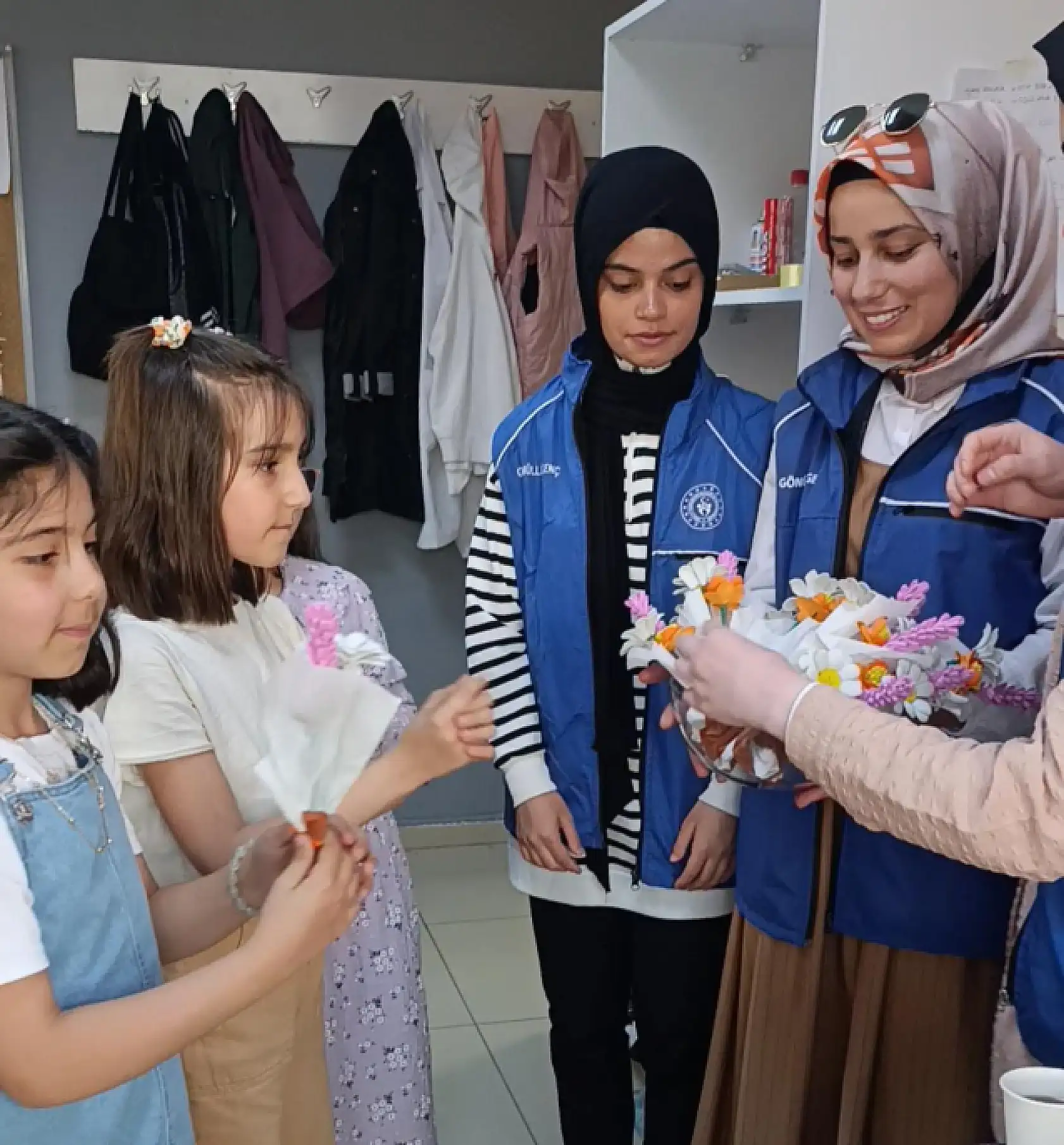 Anneler, Doğubayazıt Gençlik Merkezi'nde elde yapılan çiçeklerle karşılandı