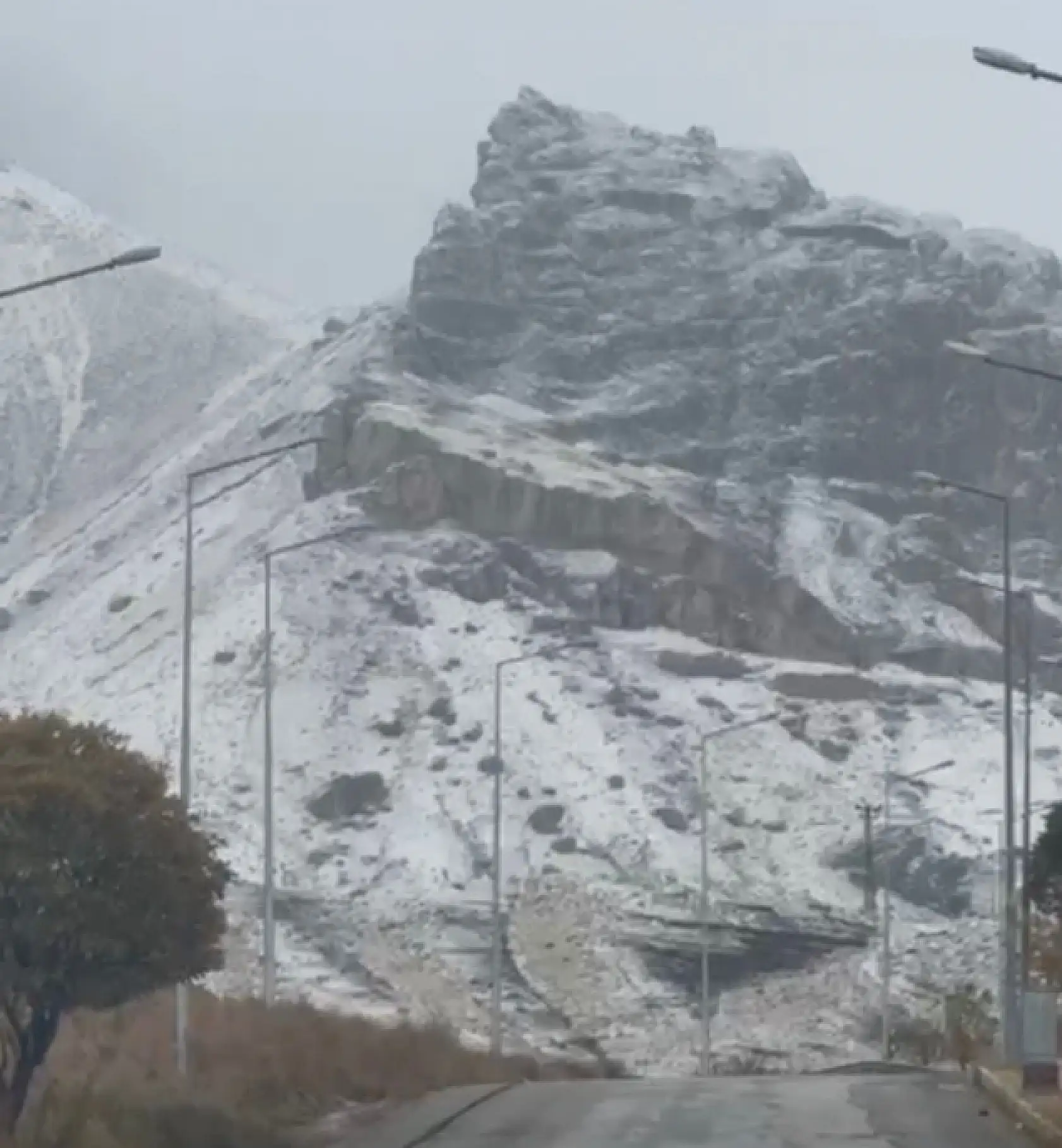 İshak Paşa Sarayı yolunda sabah saatlerinde ince kar tabakası oluştu