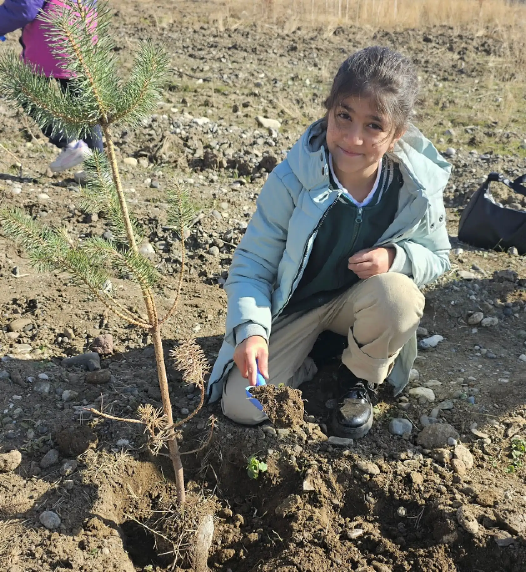 Ağrı Doğa Koleji öğrencileri fidan dikerek çevre sevgisini büyüttü