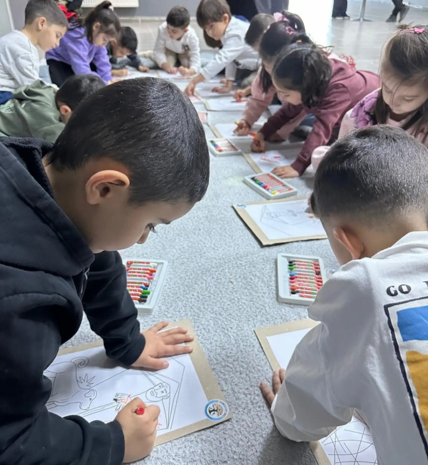 'Yolun Başında: Çoban' sergisi minik sanatseverlerin ziyaretiyle renkli anlara sahne oldu