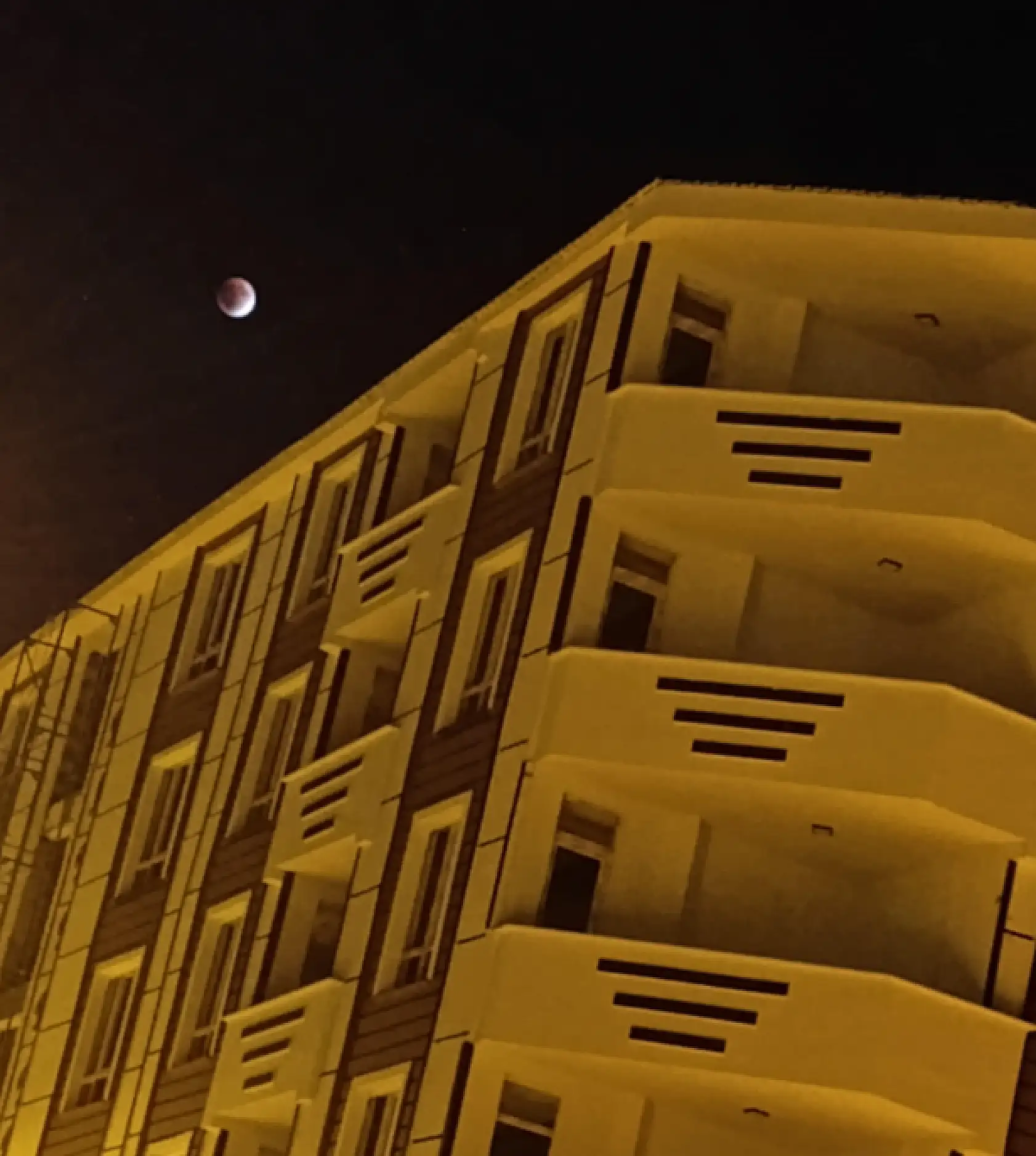 Ağrı'da 'Kanlı Ay' tutulması gökyüzünü renklendirdi