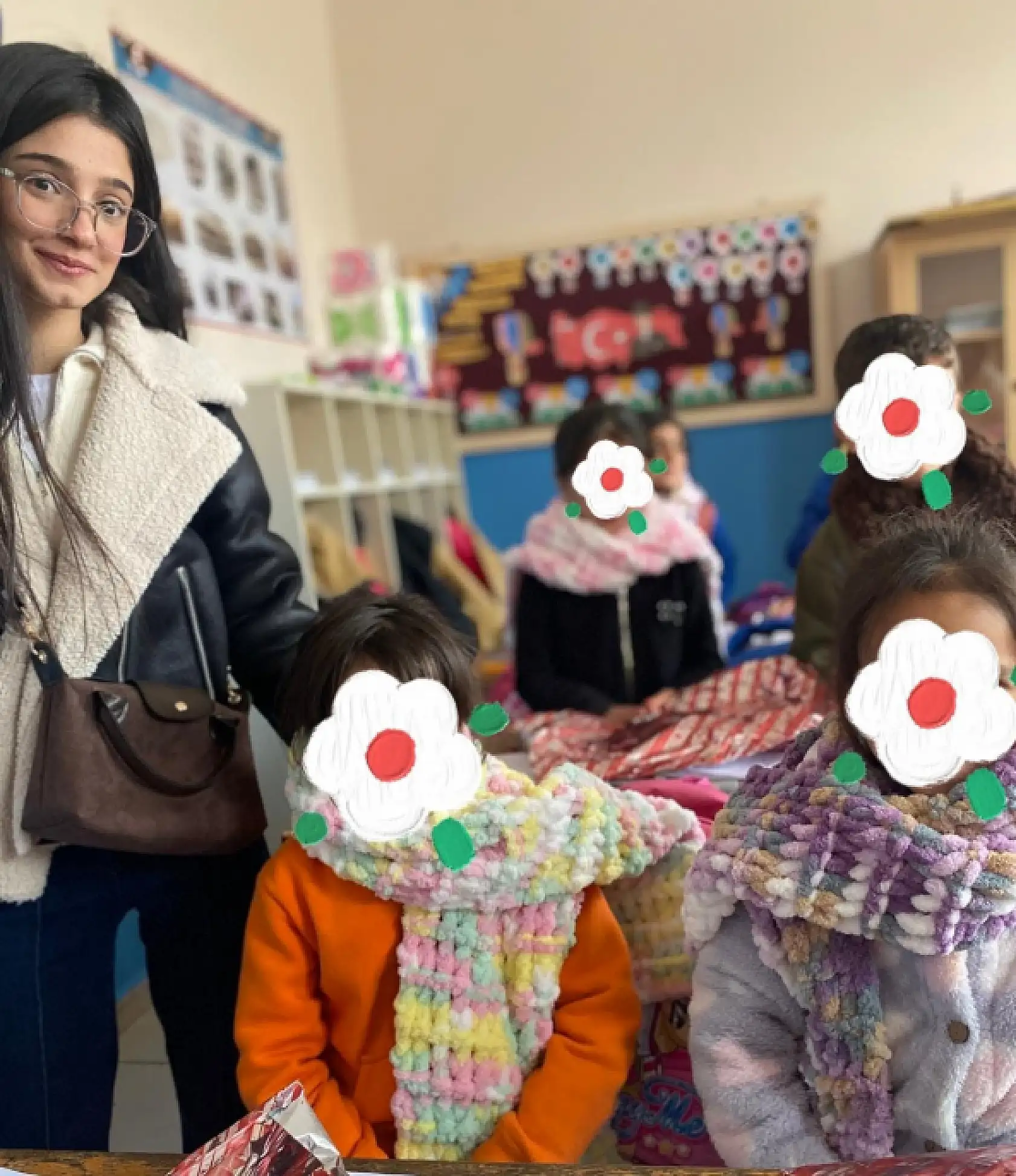 Ağrı'da üniversiteli gençler kendi ördükleri atkıları çocuklara ulaştırdı