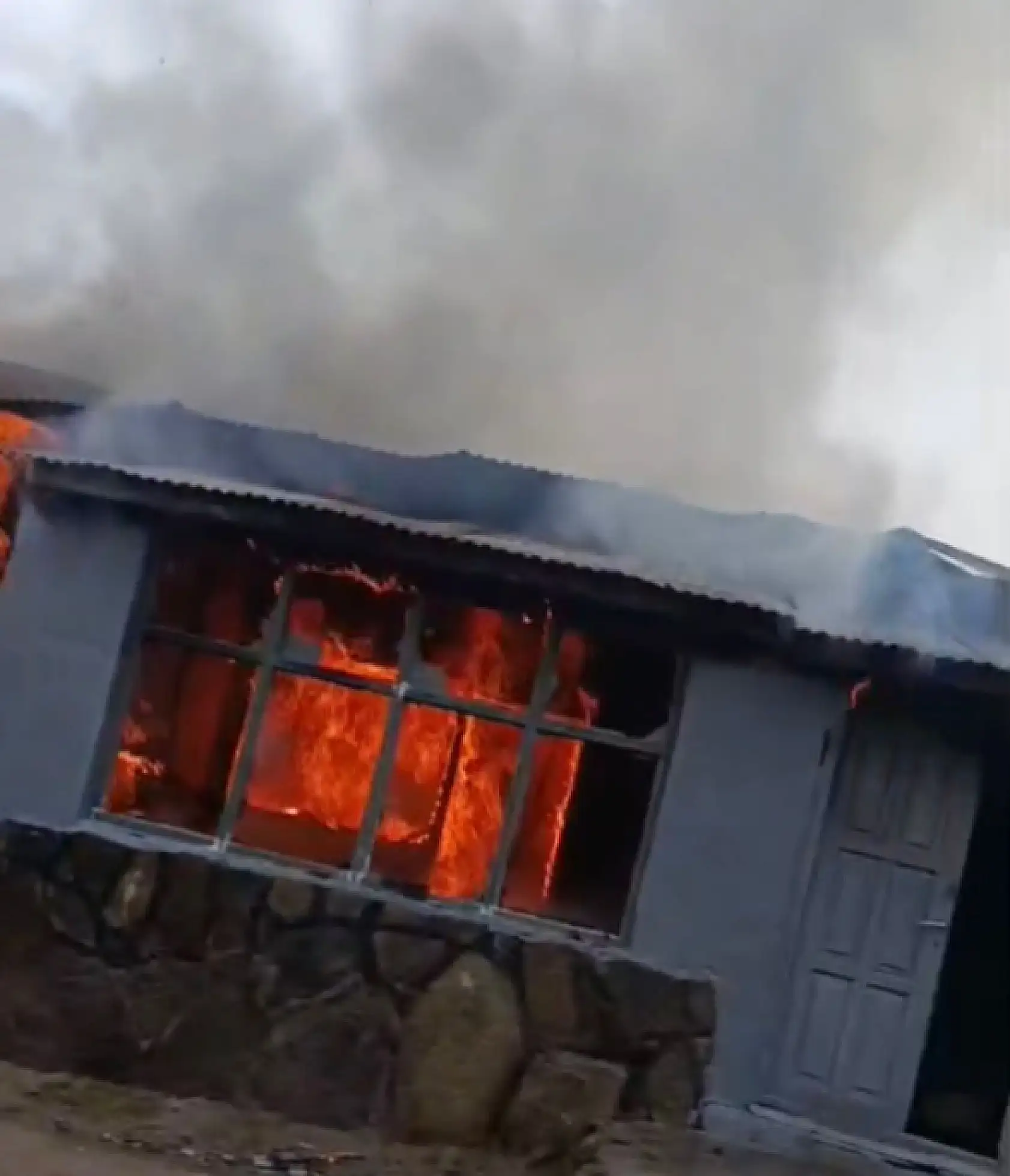 Patnos'ta evden yükselen alevler köyü ayağa kaldırdı