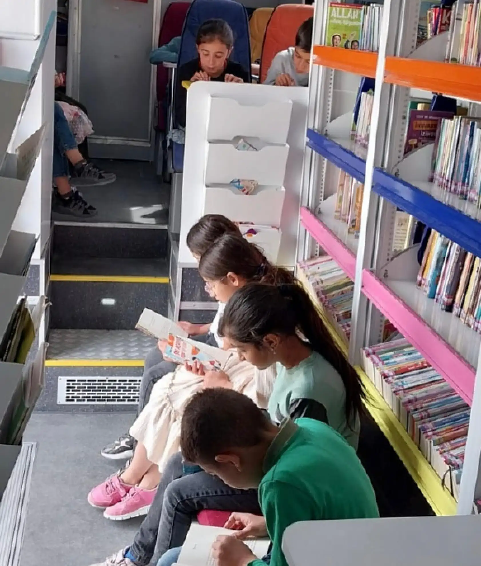 Gezici Kütüphane, Otluca İlkokulu'nda öğrencilerle buluştu