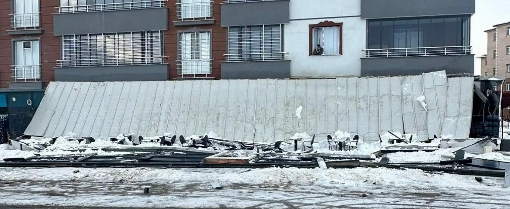 Ağrı'da çatıdan düşen kar kafeyi yerle bir etti