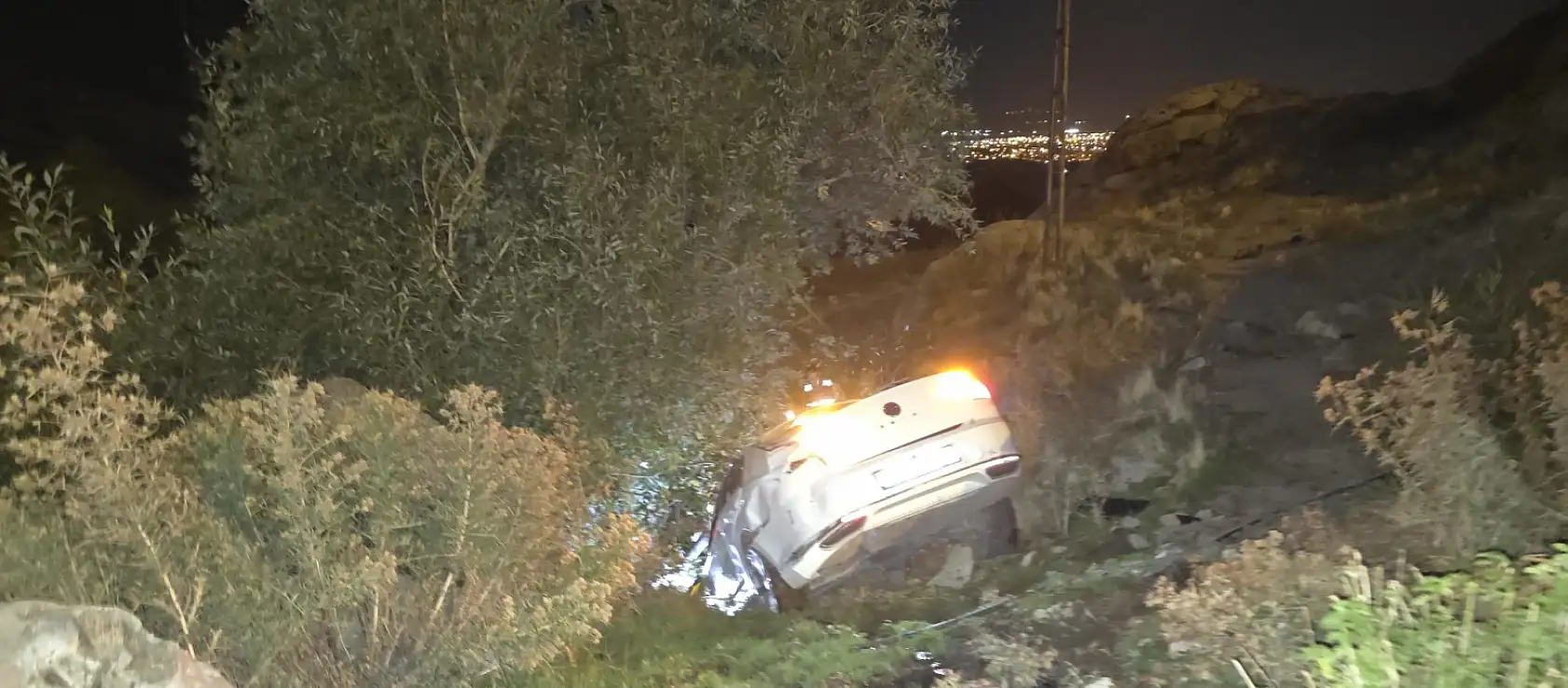 Saray yolunda araç uçuruma yuvarlandı!