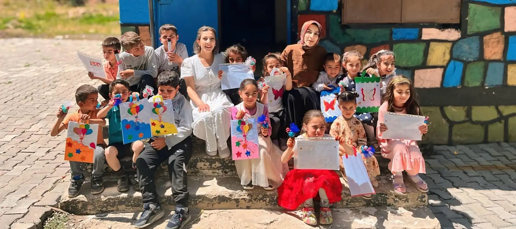 Hamur'da karne heyecanı: Öğrenciler yaz tatiline uğurlandı