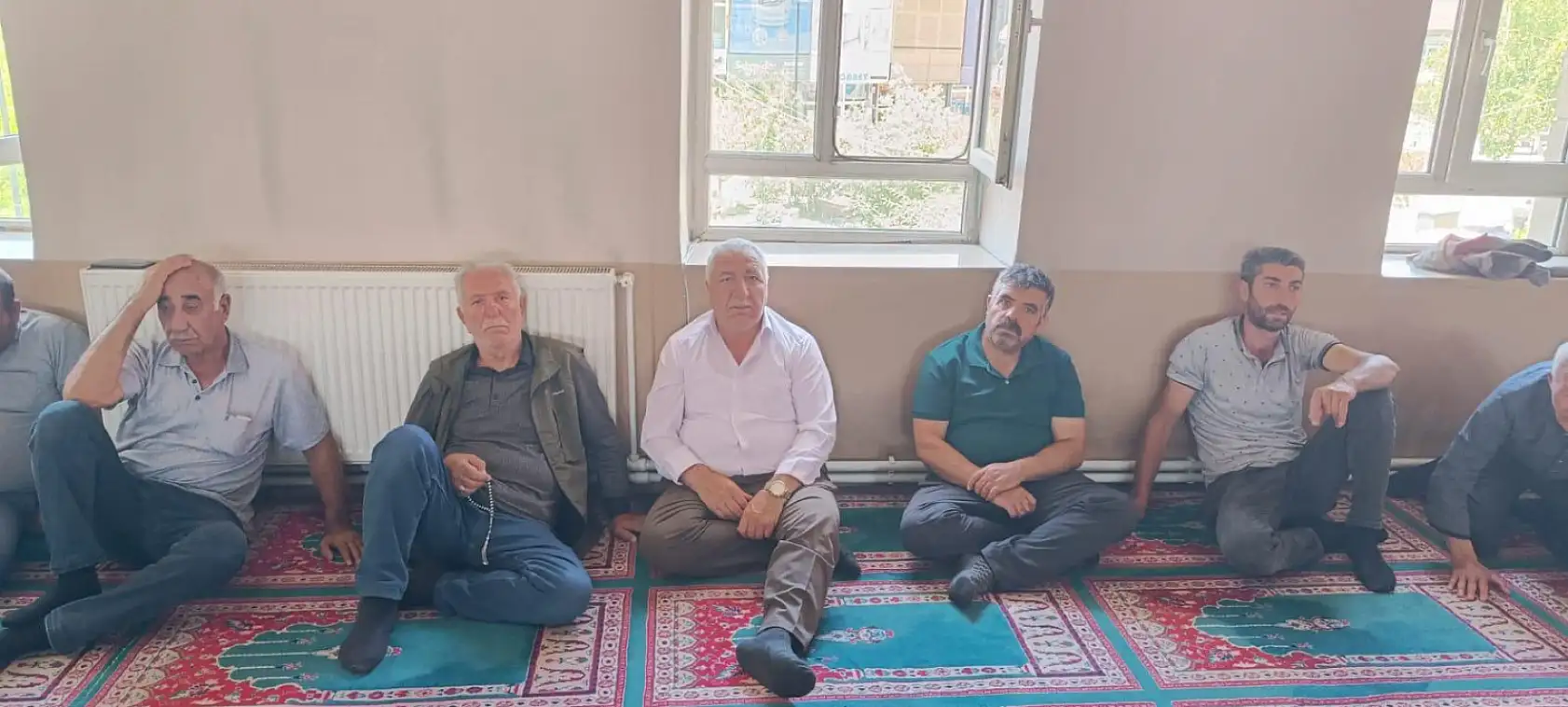 Ağrı'nın sıcak yaz günlerinde cami avluları cemaati ağırlıyor