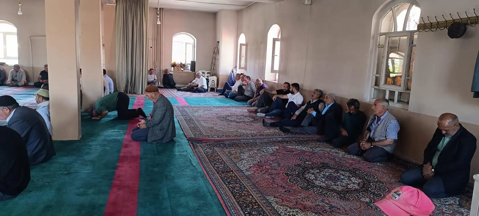 Ağrı'nın sıcak yaz günlerinde cami avluları cemaati ağırlıyor