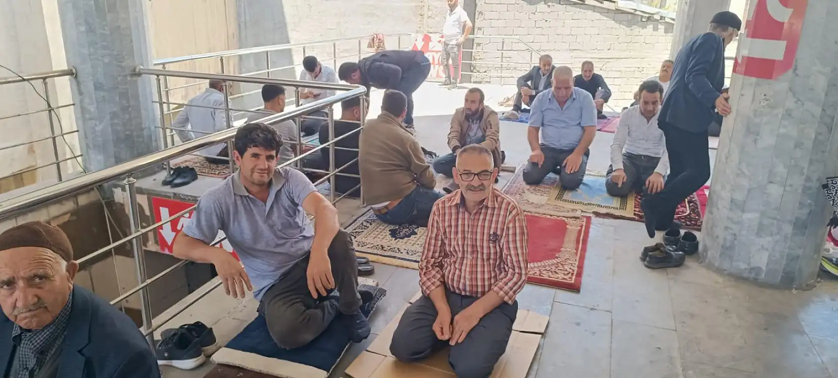 Ağrı'nın sıcak yaz günlerinde cami avluları cemaati ağırlıyor