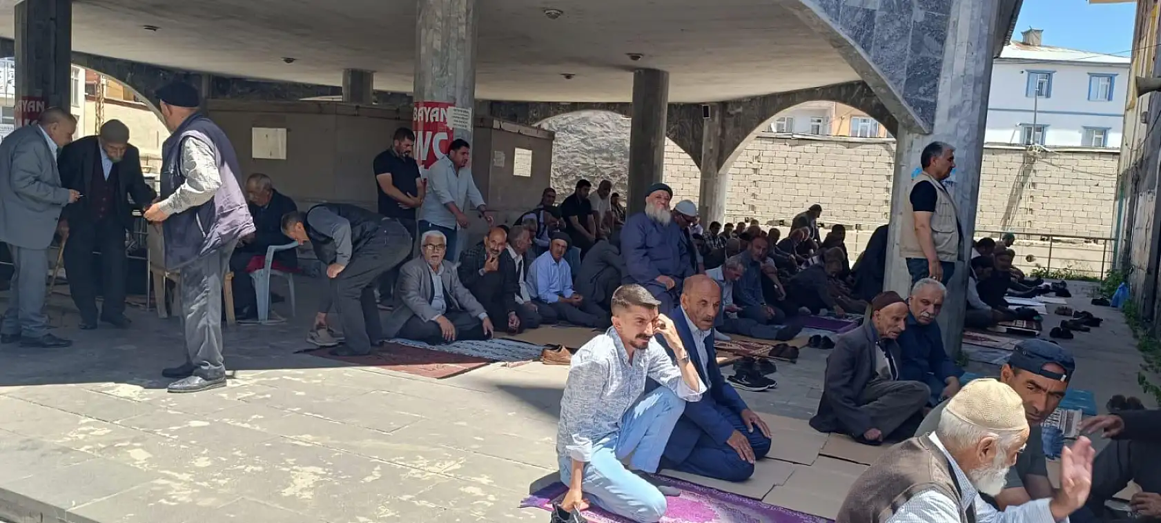 Ağrı'nın sıcak yaz günlerinde cami avluları cemaati ağırlıyor