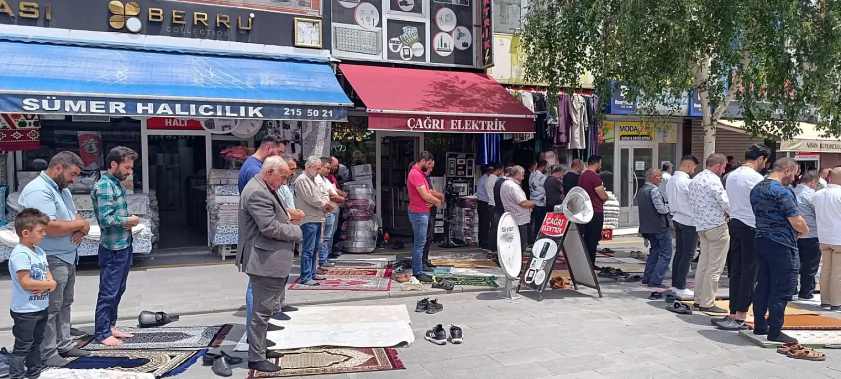 Ağrı'da açık havada Cuma namazı geleneği devam ediyor