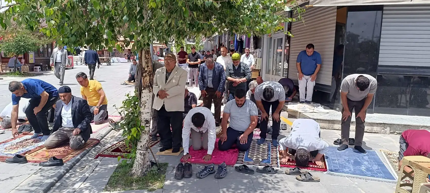 Ağrı'da açık havada Cuma namazı geleneği devam ediyor