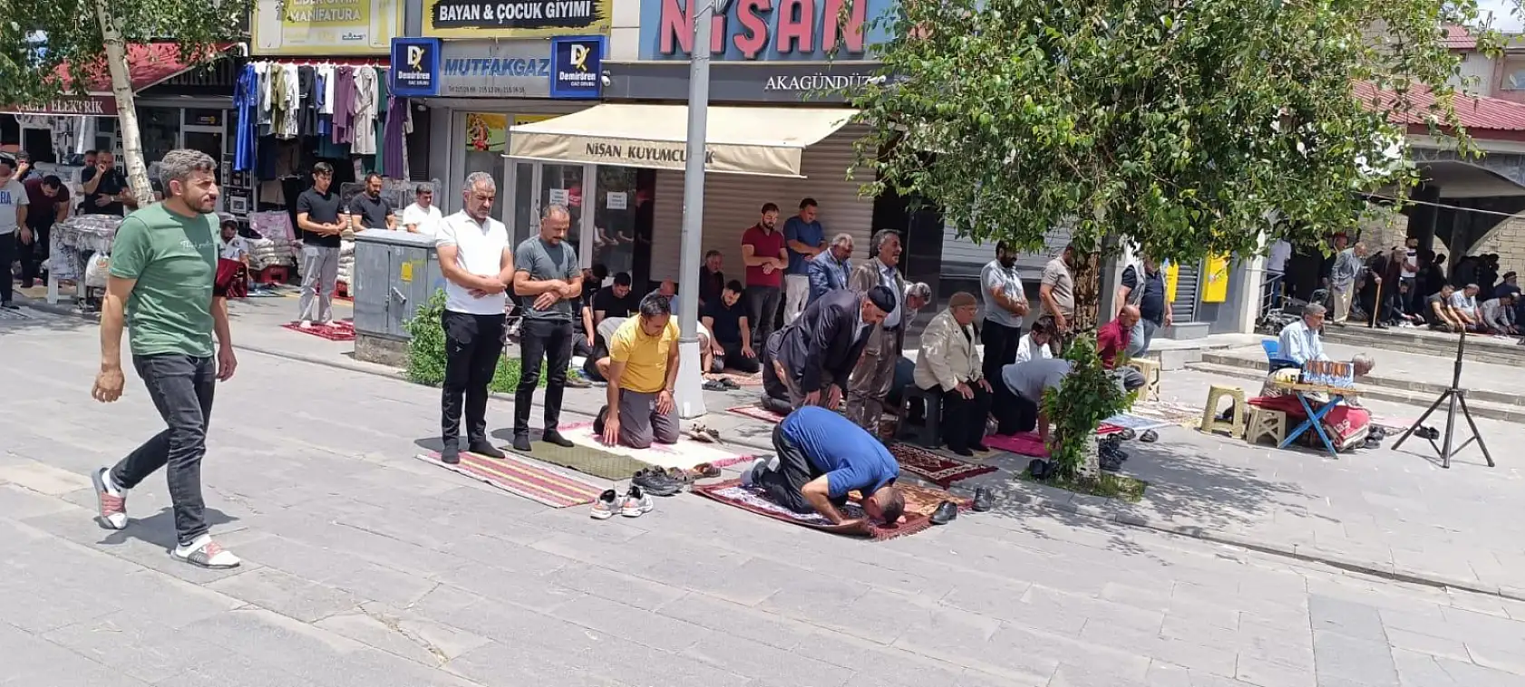 Ağrı'da açık havada Cuma namazı geleneği devam ediyor